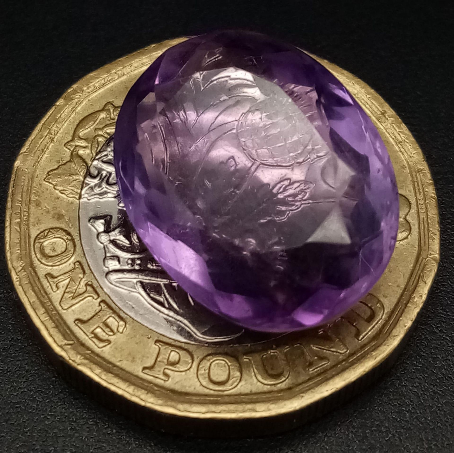 A 9.65ct, Oval Shape, Faceted Amethyst Gemstone. IGL&I Certified. - Image 3 of 4