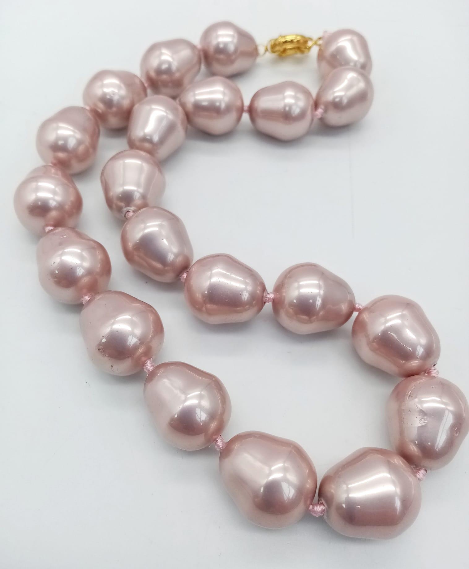 A Spring-Time Statement Lavender South Sea Shell Large Bead (Baroque form) Necklace. 20mm beads. - Image 3 of 4