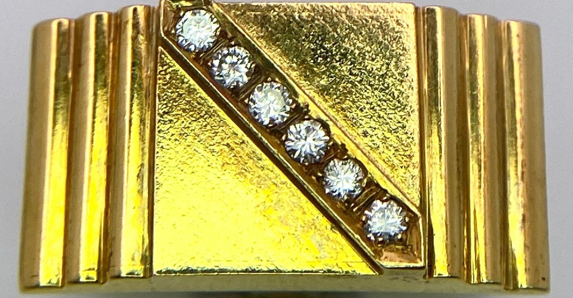 A Pair of 14K Yellow Gold and Diamond Cufflinks. Rich gold, rectangular cufflinks with a - Image 4 of 7