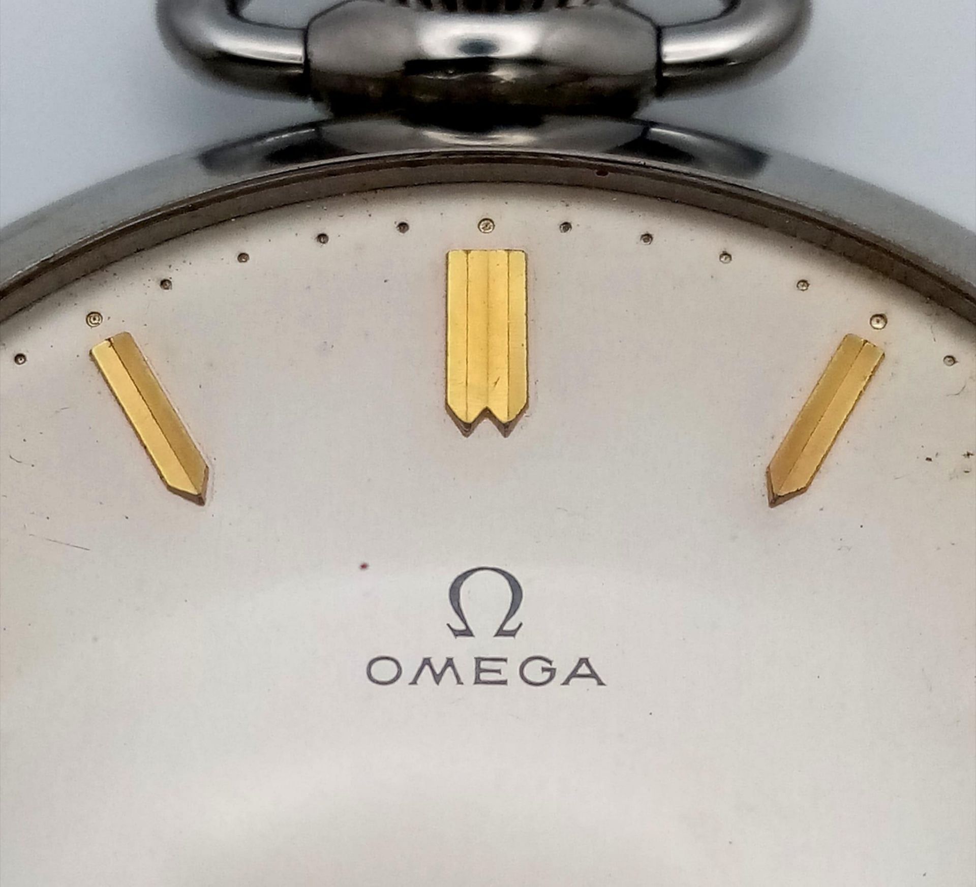 A VINTAGE TOP WINDING OMEGA POCKET WATCH WITH GOLD HANDS AND NUMERALS IN EXCELLENT CONDITION . 50mm - Bild 4 aus 5