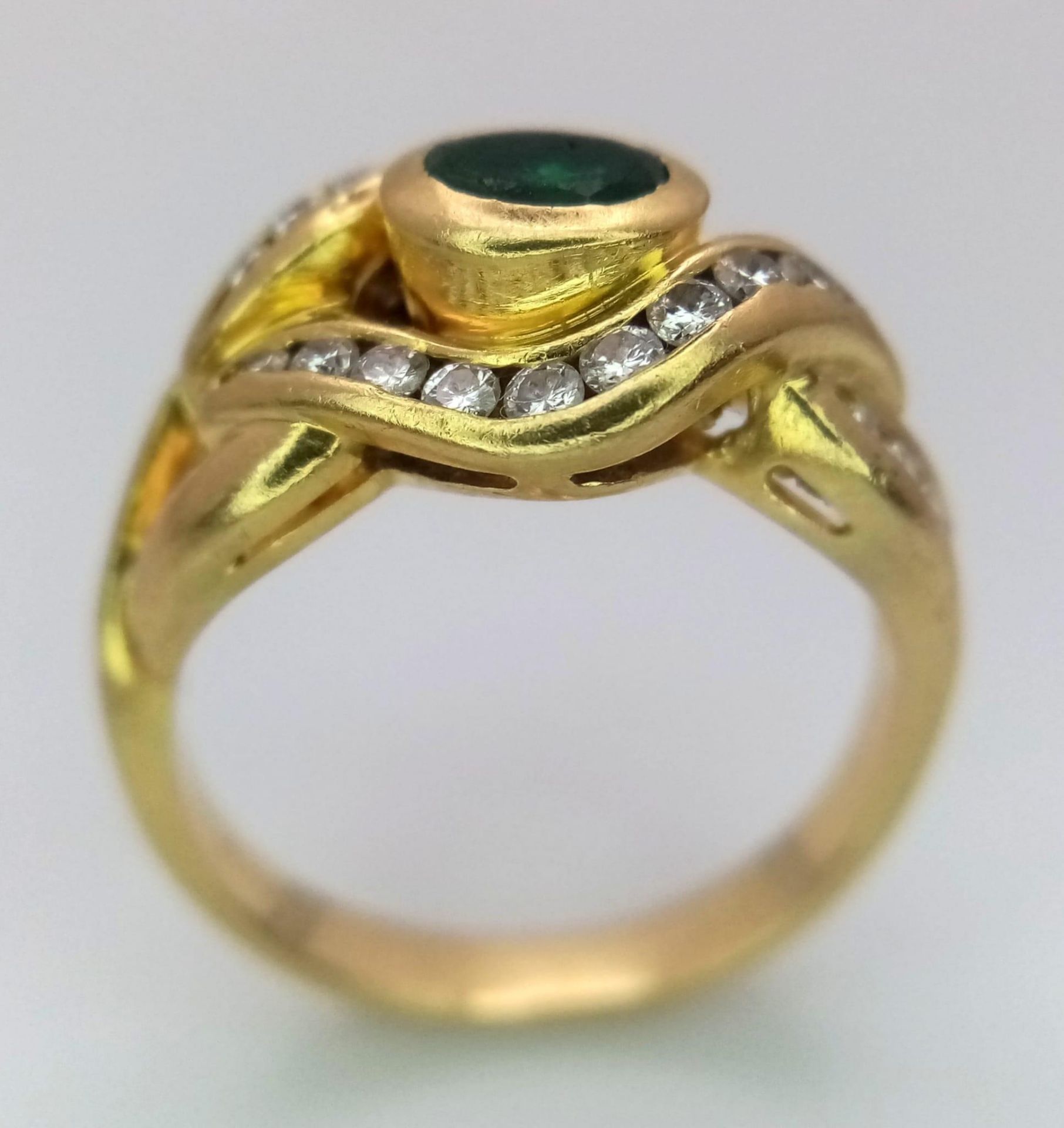 An 18K Yellow Gold Emerald and Diamond Ring. Central oval emerald eye with beautiful diamond lids! - Bild 5 aus 8