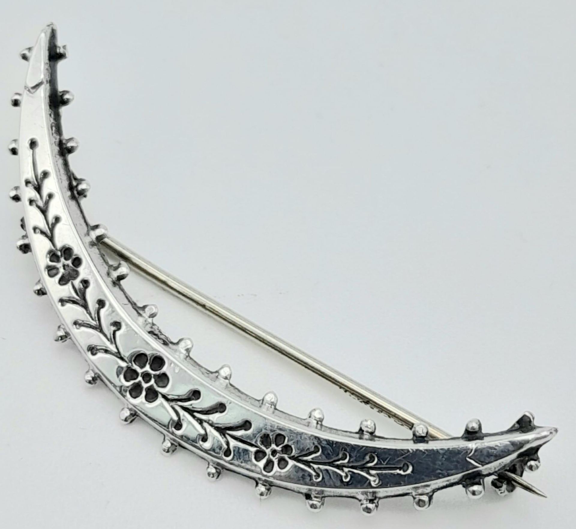 A 925 Silver Brooch by Richard John of Wakefield 1892. Full UK Hallmarks, 43mm in length, Weight 1.