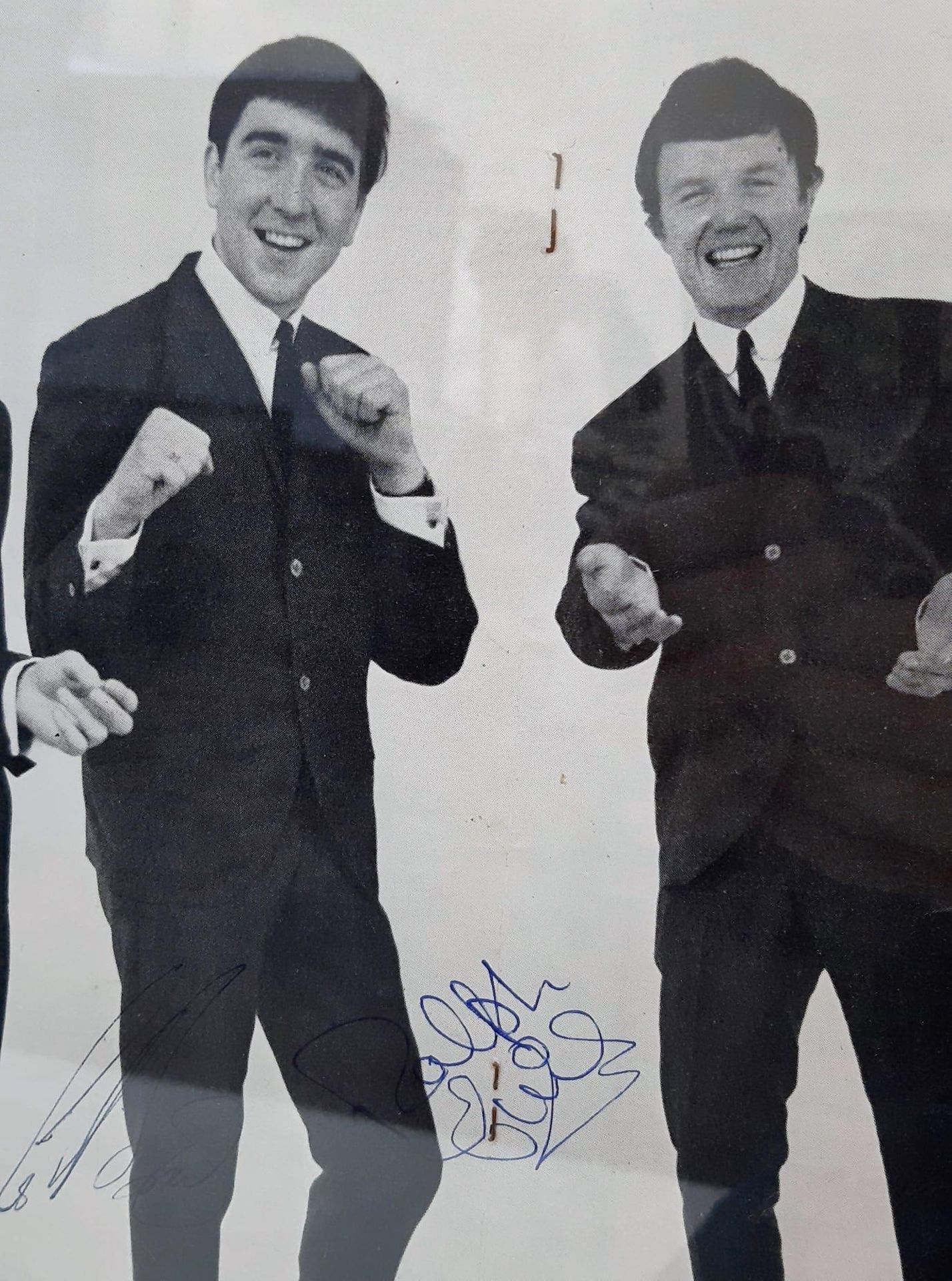 The Swinging Blue Jeans - Autographed Picture Montage. This 1960s Merseyside band had multiple chart - Bild 4 aus 7