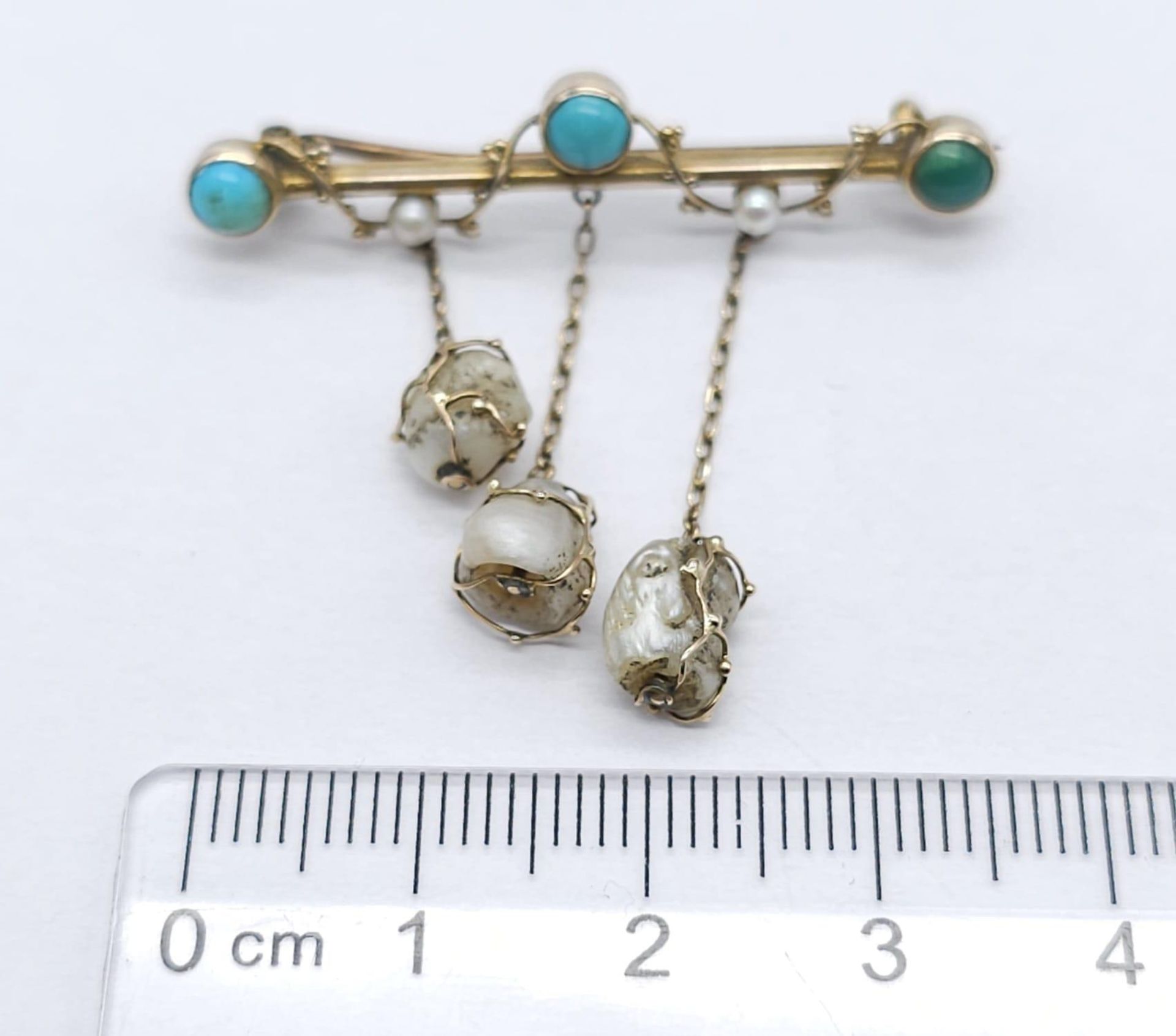 An Antique Gold, Turquoise and Pearl Bar Brooch. Three turquoise cabochons complimented with three - Bild 9 aus 9