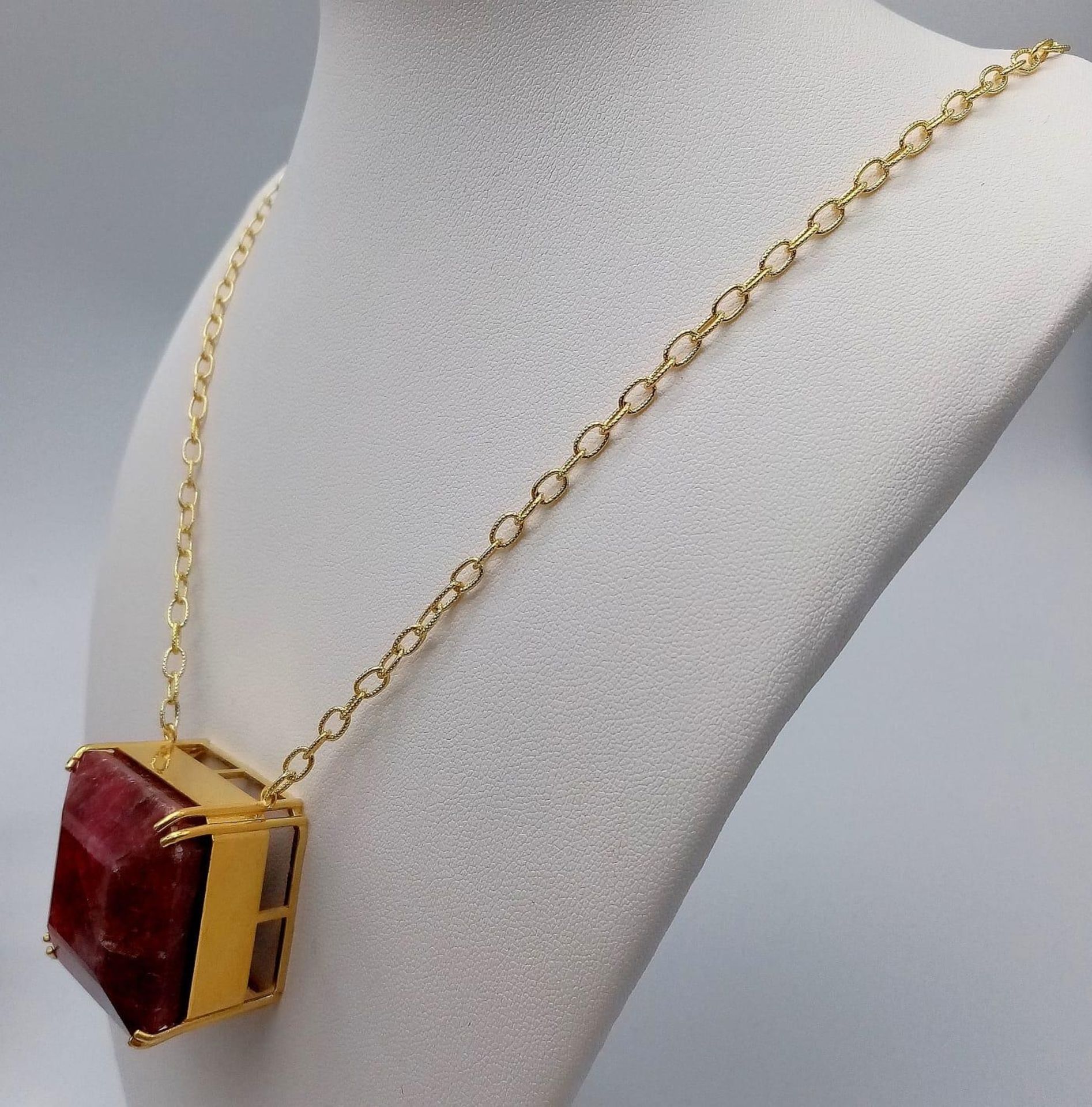 A Square-Cut 237ct Ruby Pendant in Gold Plated 925 Silver on a Gold Plated 925 Chain. Pendant 3cm - Image 6 of 9