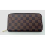 A Louis Vuitton LV damier zippy wallet. Gold tone hardware zip. Size approx. 20x10x2cm. ref:16362