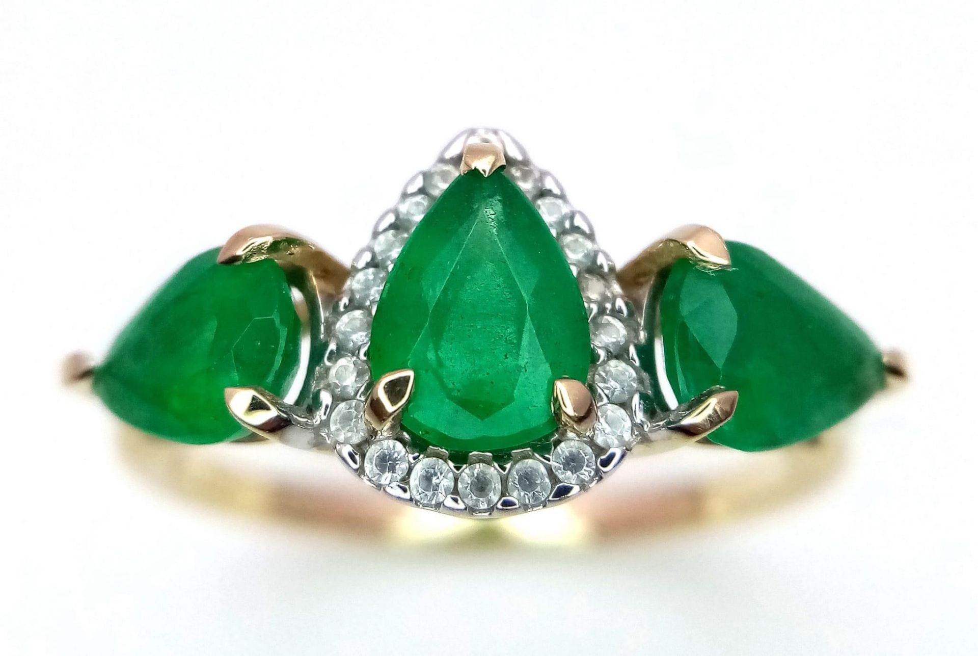 A 9K Yellow Gold and Three Stone Zambian Emerald Ring with a Matching Pendant. White zircon accents. - Bild 2 aus 8