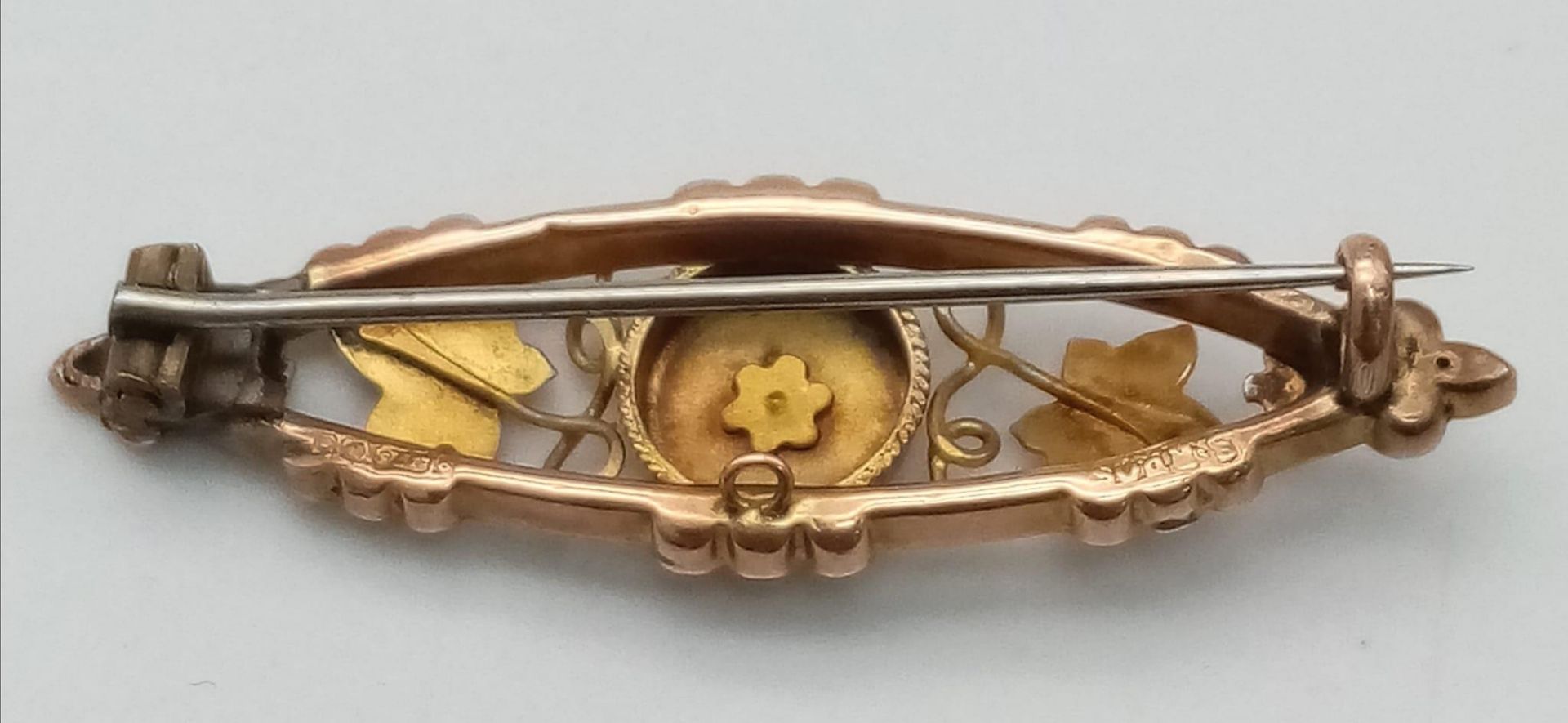 An antique 9 K yellow gold brooch with an old cut diamond, length: 45 mm, weight: 2.5 g. - Image 2 of 5