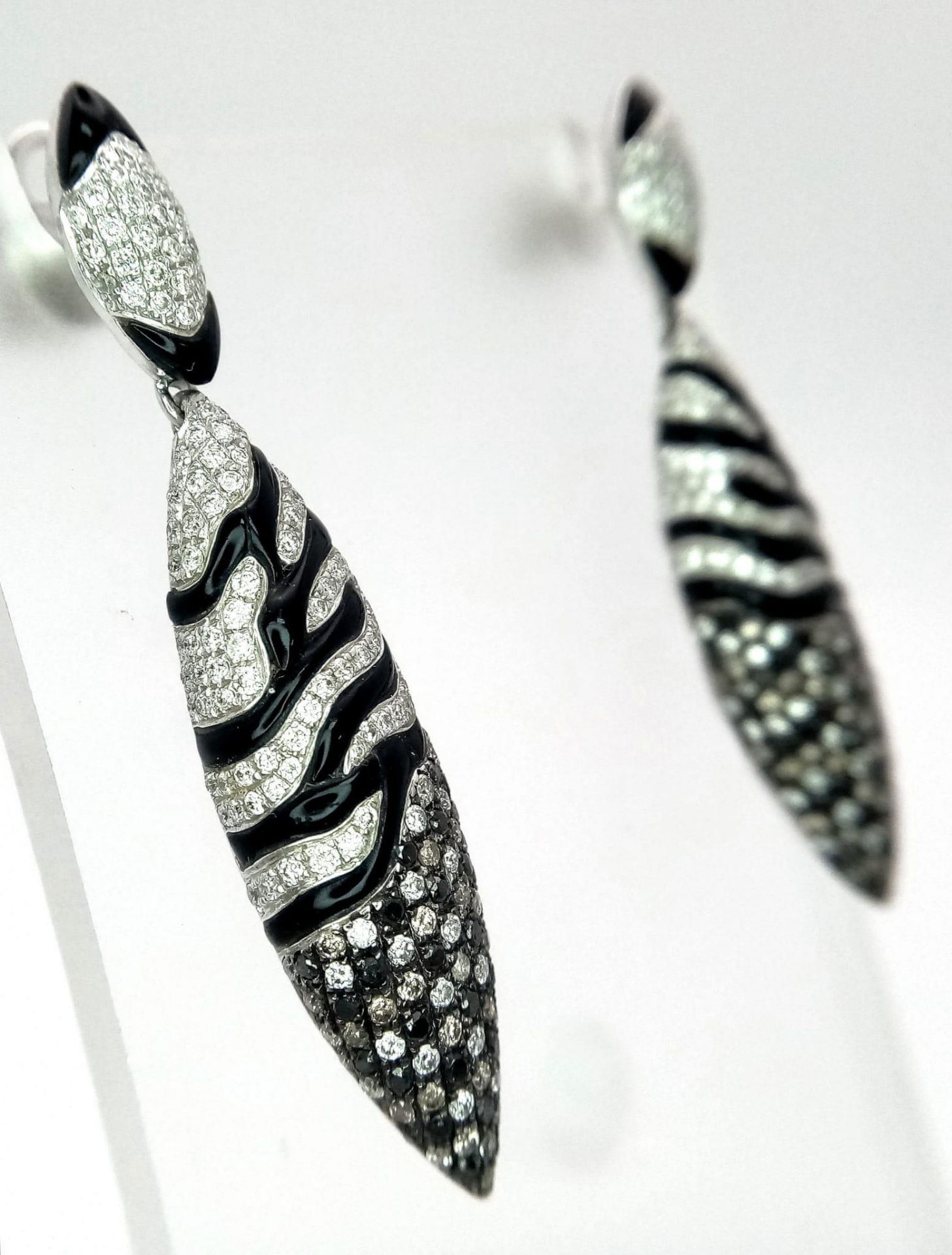 Stunning pair of 18kt White Gold, Diamond encrusted Drop Earrings. A unique 'pea-pod ' design - Image 2 of 4