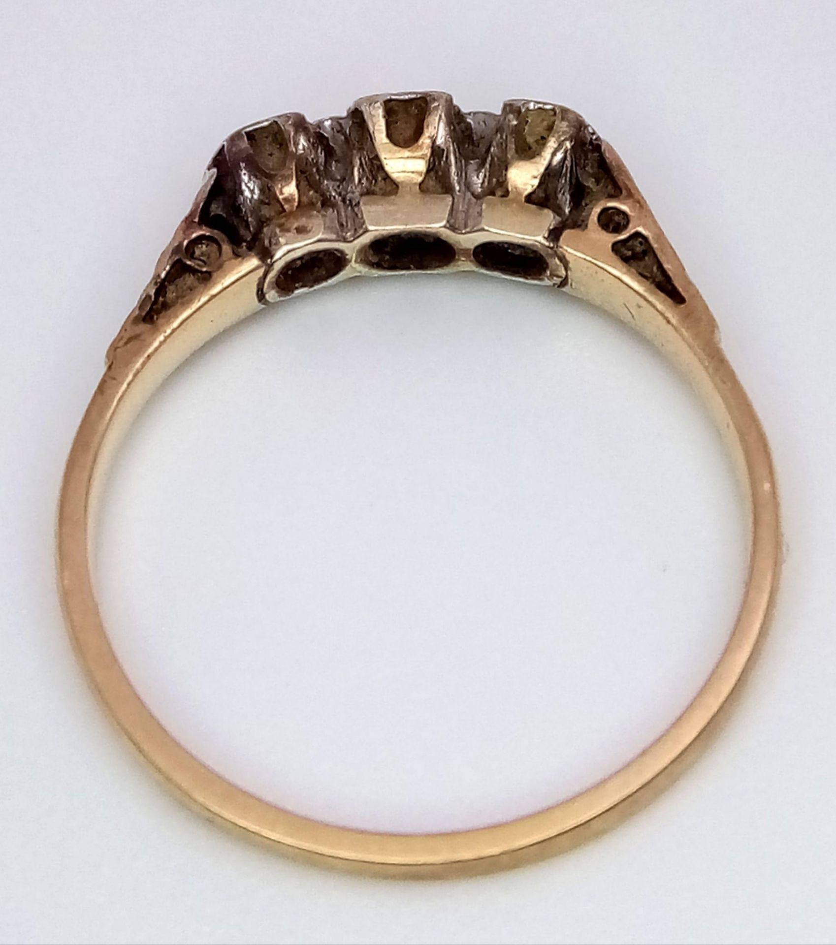 A vintage, 9 K yellow gold ring with a trilogy of round cut diamonds. Size: O, weight: 1.8 g. - Image 3 of 4