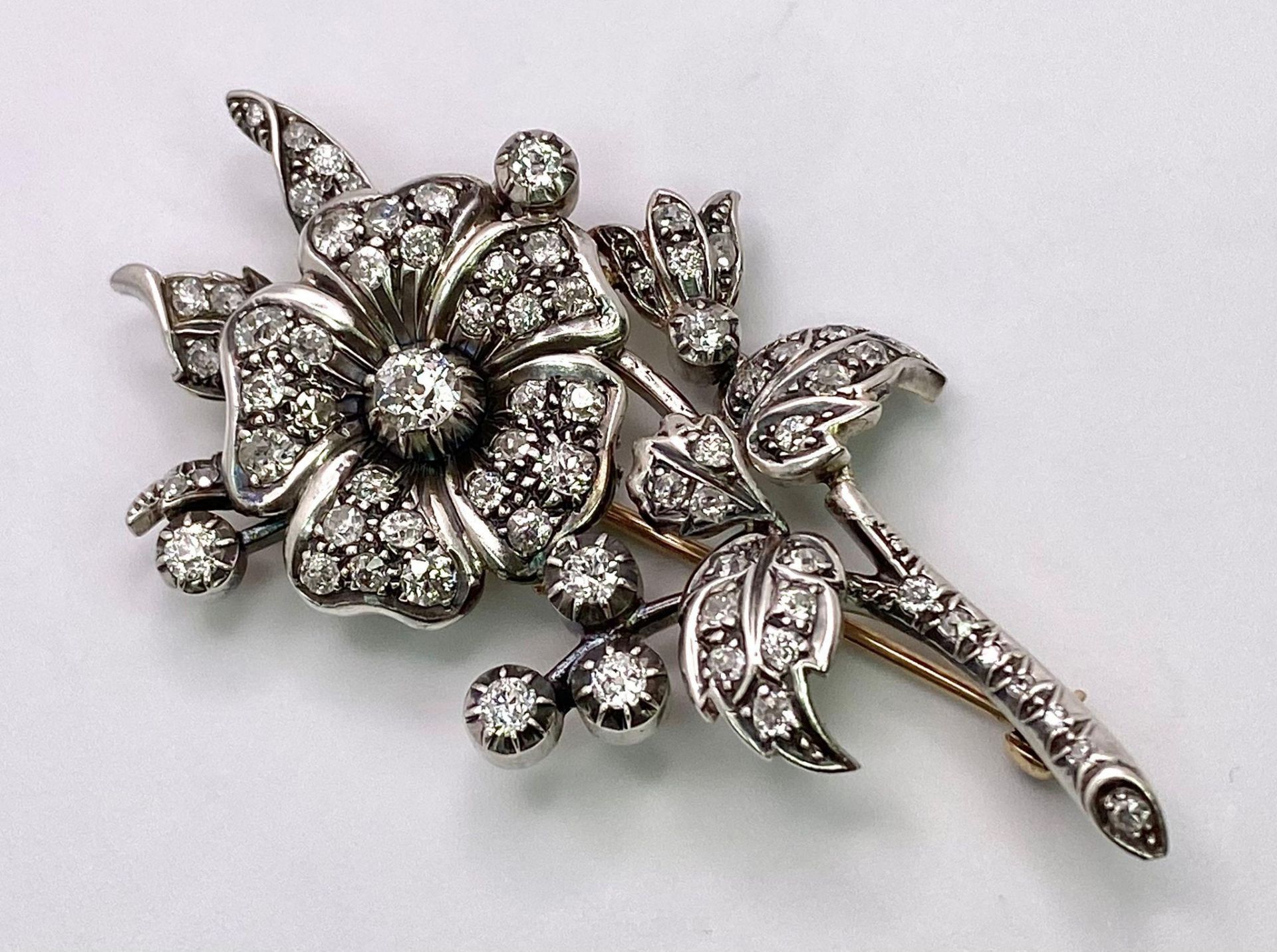 An Antique 18K Gold and Diamond Floral Brooch. This beautifully constructed masterpiece has a - Bild 3 aus 7