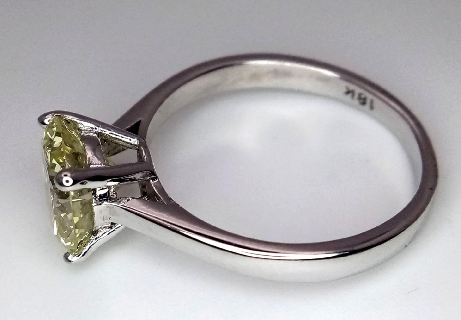 An 18K White Gold and 2.47ct VVS Yellow Diamond Ring. A brilliant round cut dancing centrepiece - - Bild 6 aus 8