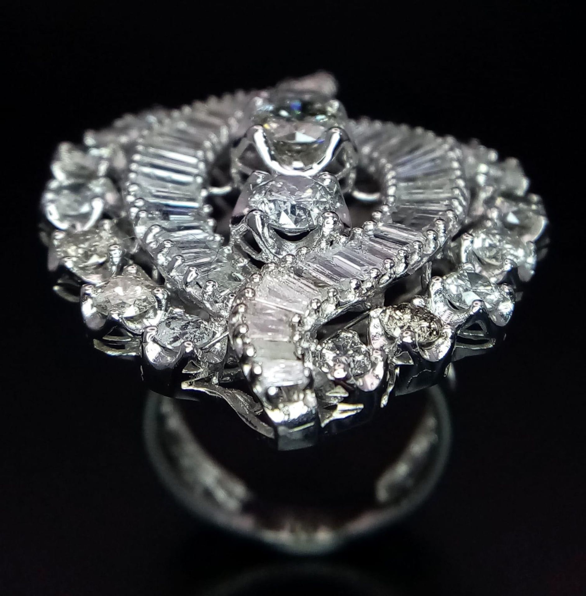 An 18K White Gold Diamond Dress Ring. This 'all seeing' diamond masterpiece begins with three - Bild 6 aus 7