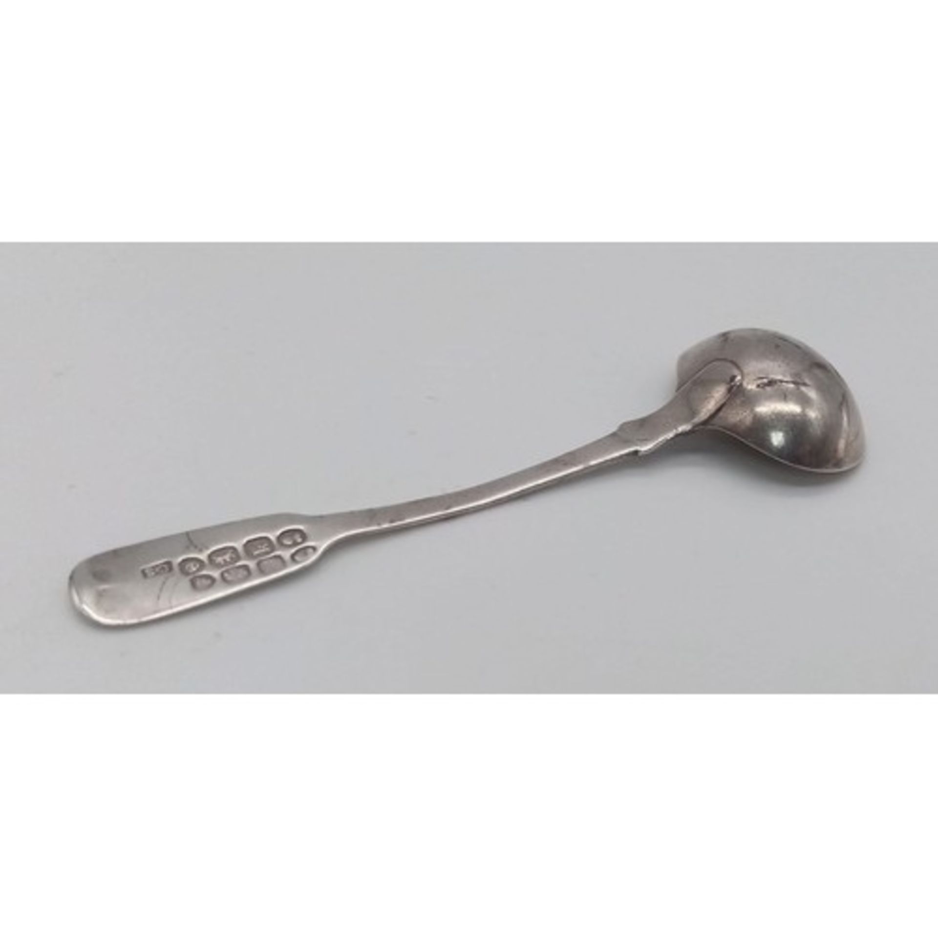 An Antique Georgian sterling silver sugar spoon. Full hallmarks London, 1825. Total weight 9.5G. - Bild 2 aus 3