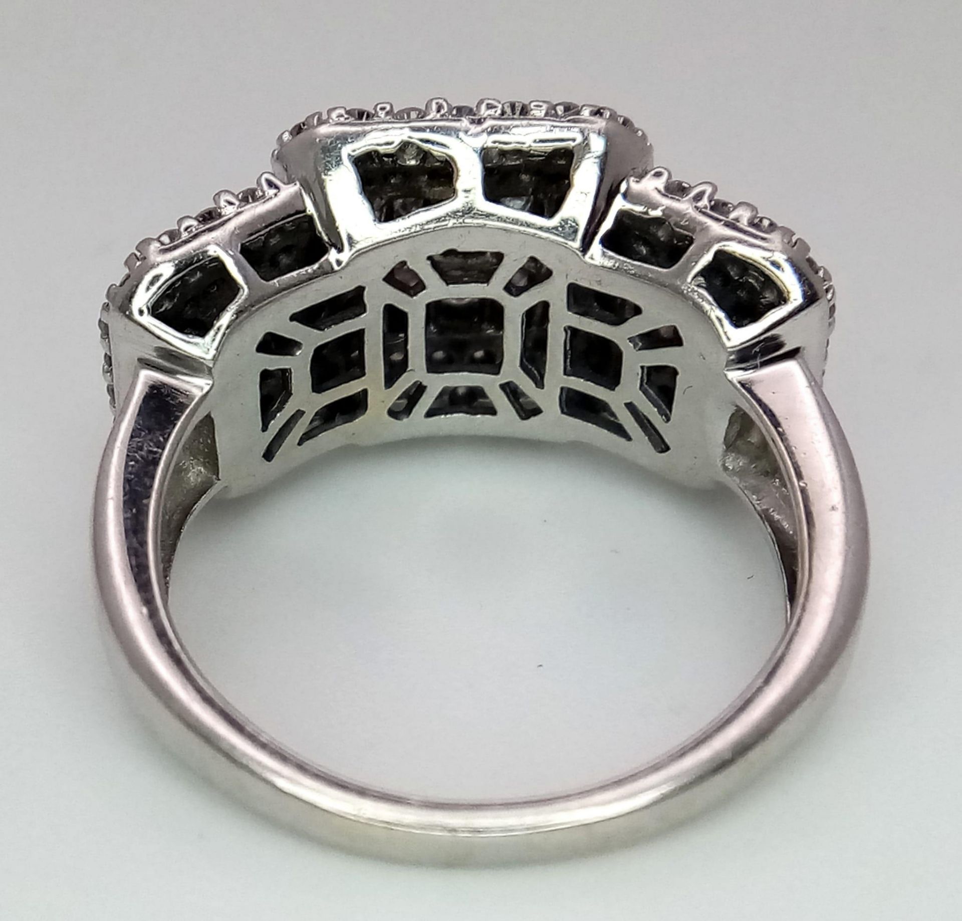 An Art Deco Style 18K White Gold and Diamond Ring. A belt-buckle design of round and princess cut - Bild 6 aus 7