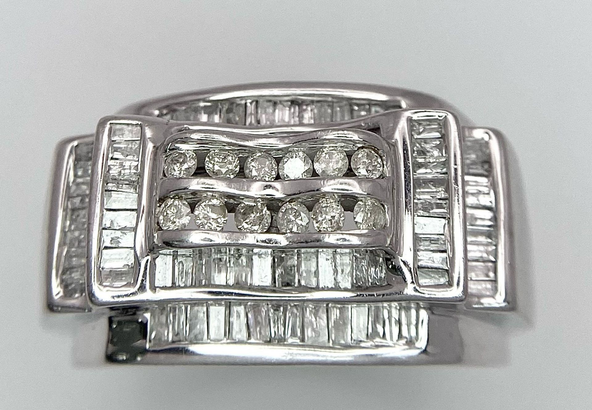 A FABULOUS 9K WHITE GOLD GENTS RING WITH 1CT OF DIAMONDS TO ENHANCE THIS HANDSOME PIECE OF JEWELLERY - Bild 2 aus 7