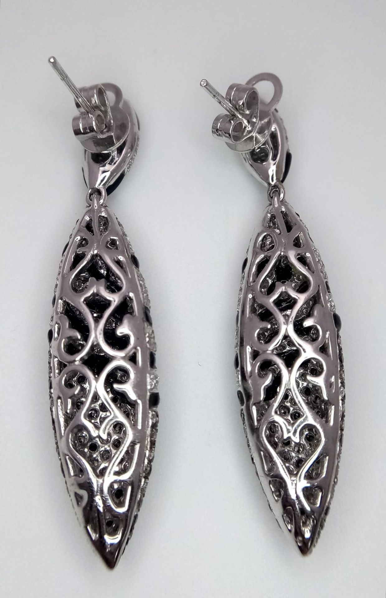 Stunning pair of 18kt White Gold, Diamond encrusted Drop Earrings. A unique 'pea-pod ' design - Image 3 of 4