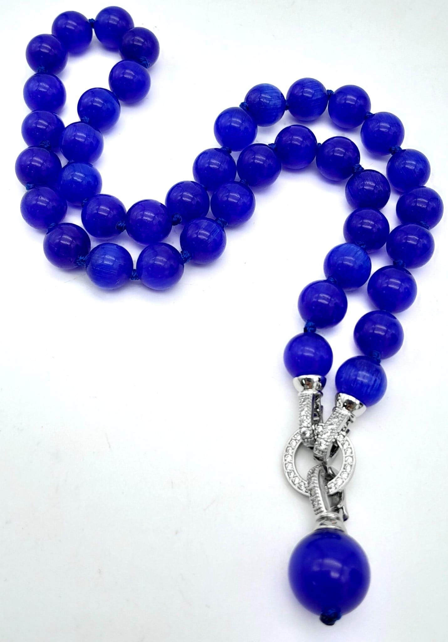 A Blue Cats Eye Bead Necklace with Hanging Pendant. 10mm and 14mm beads. 42cm necklace length. - Image 3 of 4