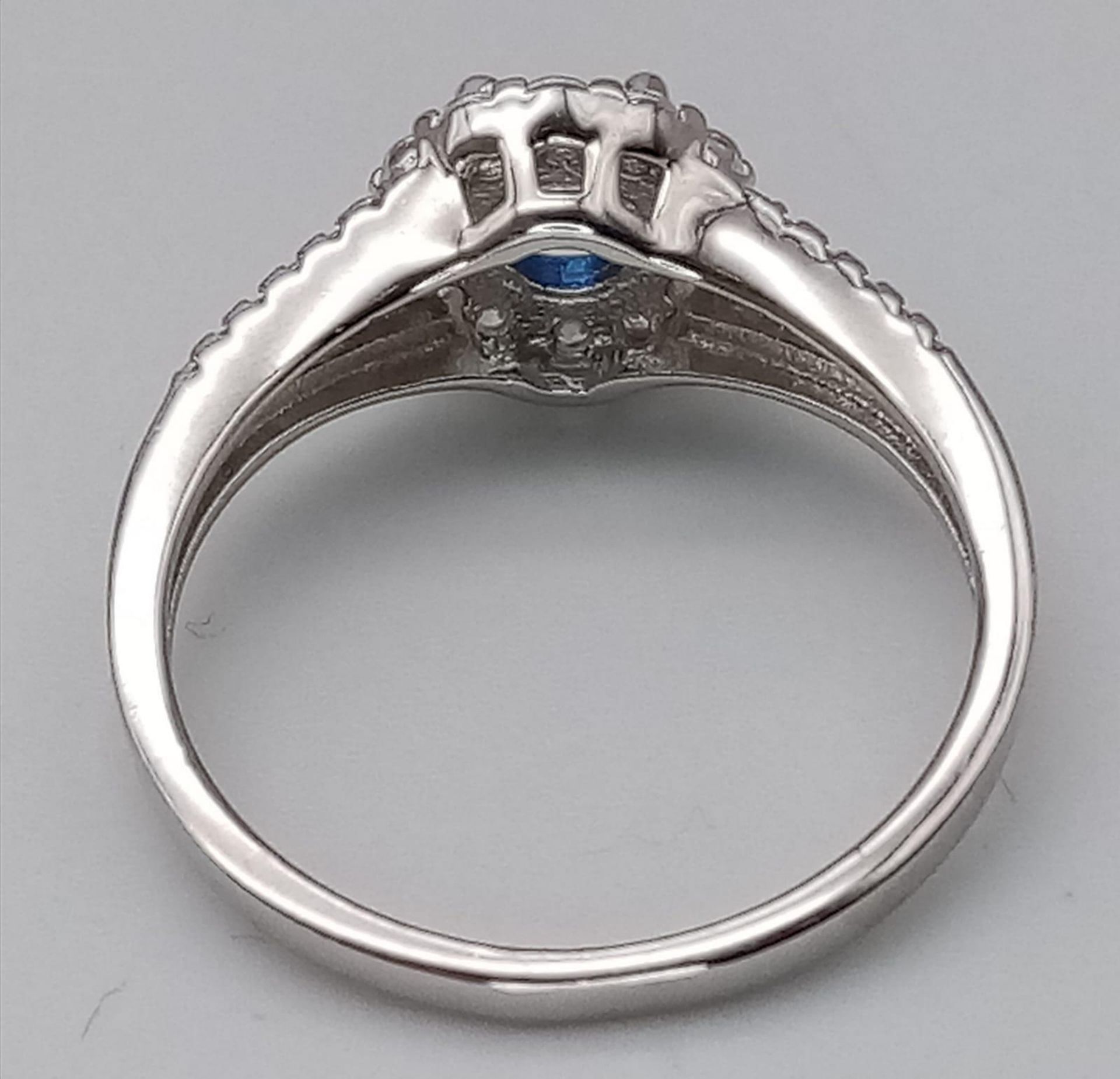 Sterling Silver Blue central stone surrounded by sparkling white stones, ring. Size: N Weight: 2.3g - Bild 4 aus 5