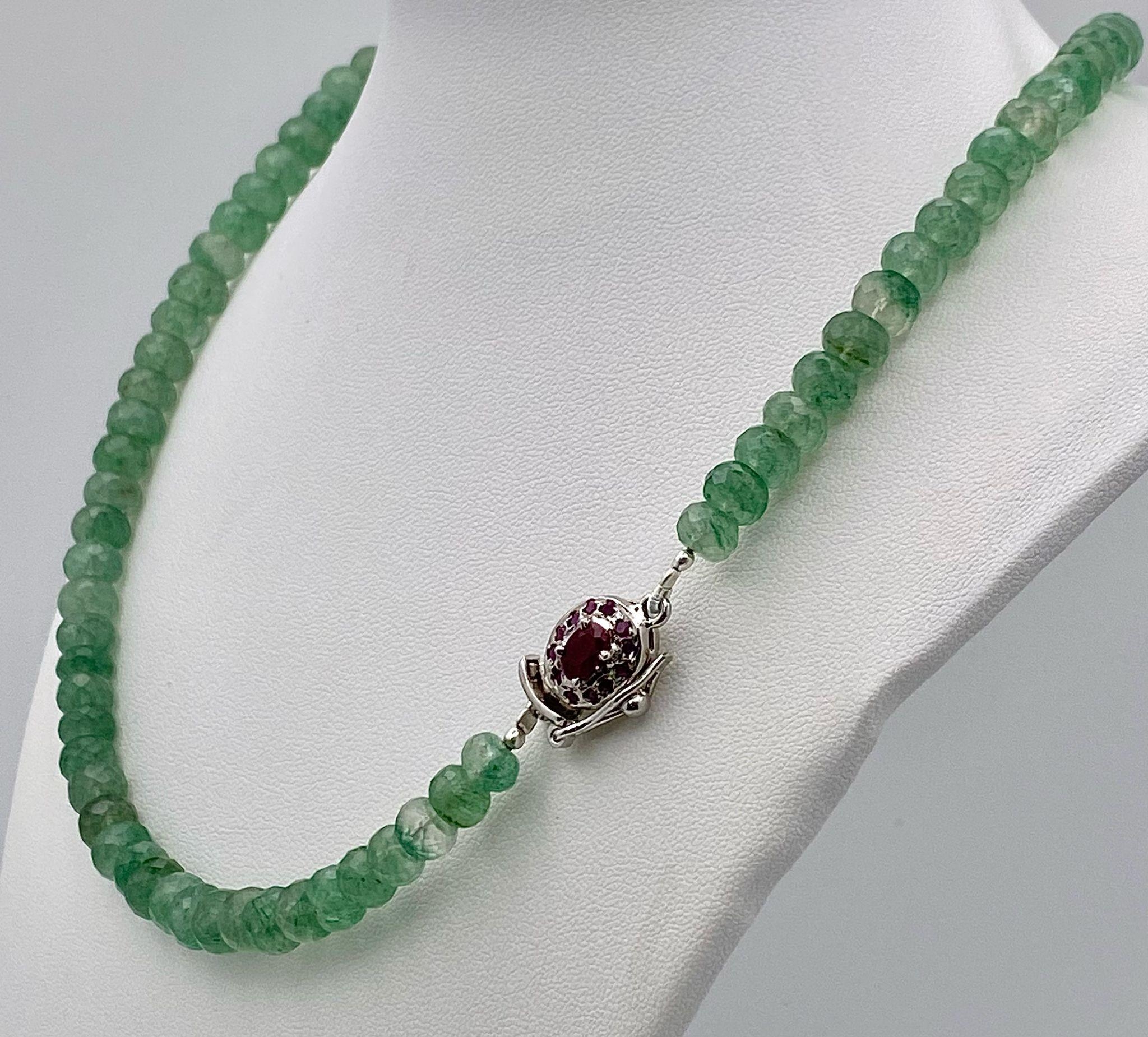 A 210ctw Emerald Rondelle Gemstone Necklace with Ruby Clasp - Set in 925 Silver. 44cm length. Ref: - Image 3 of 7