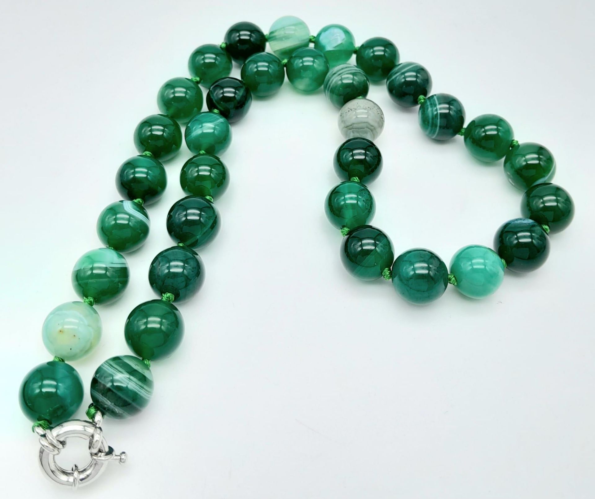 A Green Striped Rich Agate Bead Necklace. 12mm beads. 44cm length. - Image 3 of 4