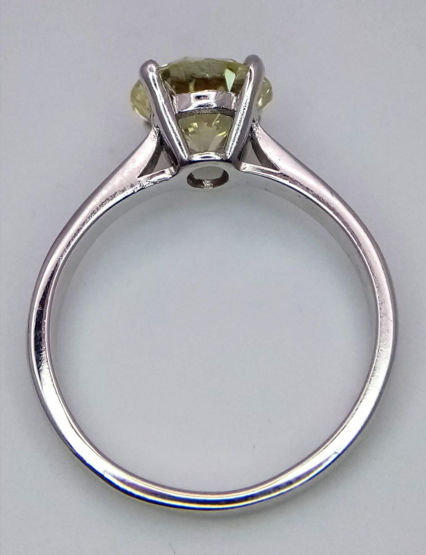 An 18K White Gold and 2.47ct VVS Yellow Diamond Ring. A brilliant round cut dancing centrepiece - - Bild 8 aus 8
