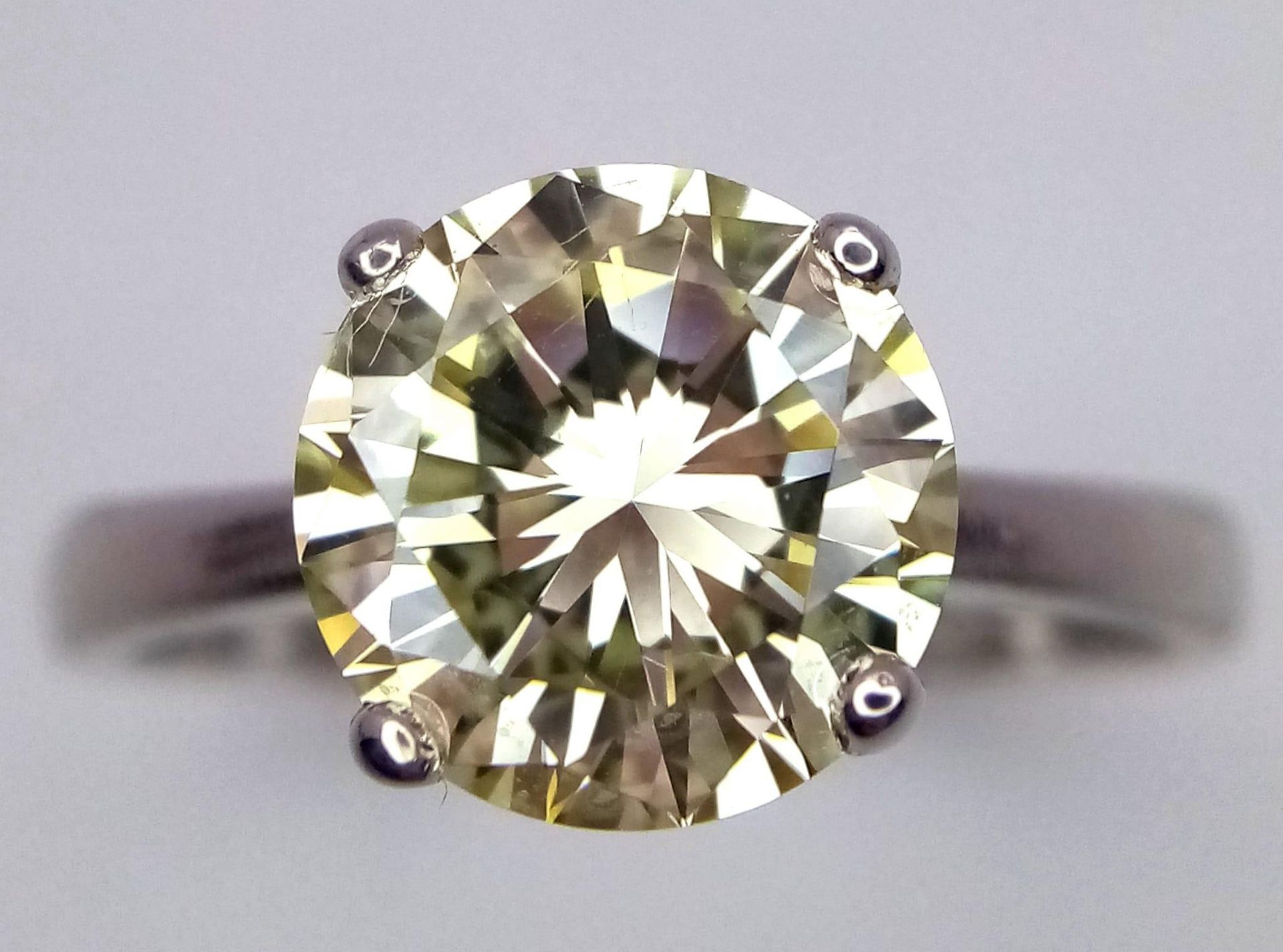 An 18K White Gold and 2.47ct VVS Yellow Diamond Ring. A brilliant round cut dancing centrepiece - - Bild 2 aus 8