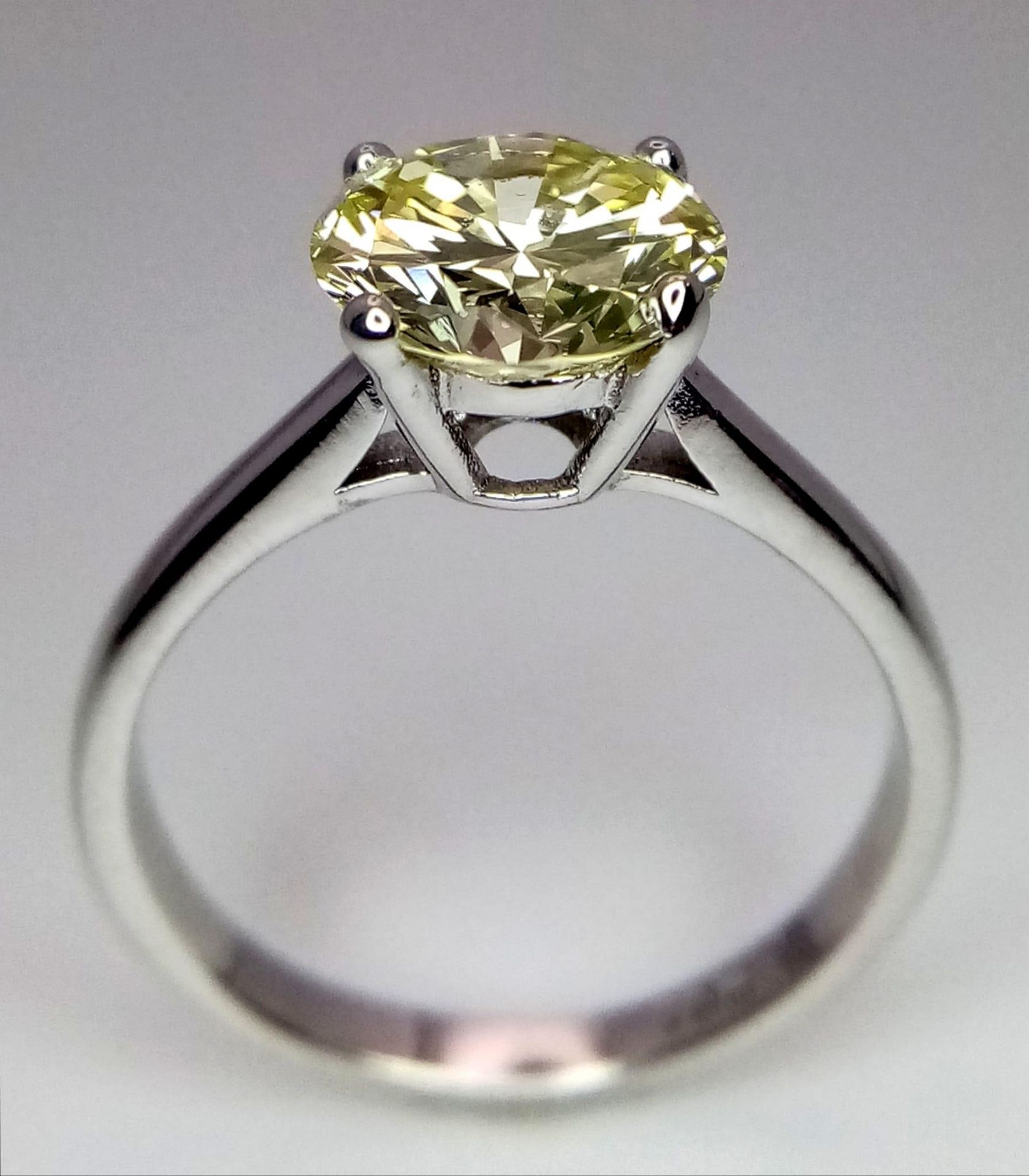 An 18K White Gold and 2.47ct VVS Yellow Diamond Ring. A brilliant round cut dancing centrepiece - - Bild 5 aus 8