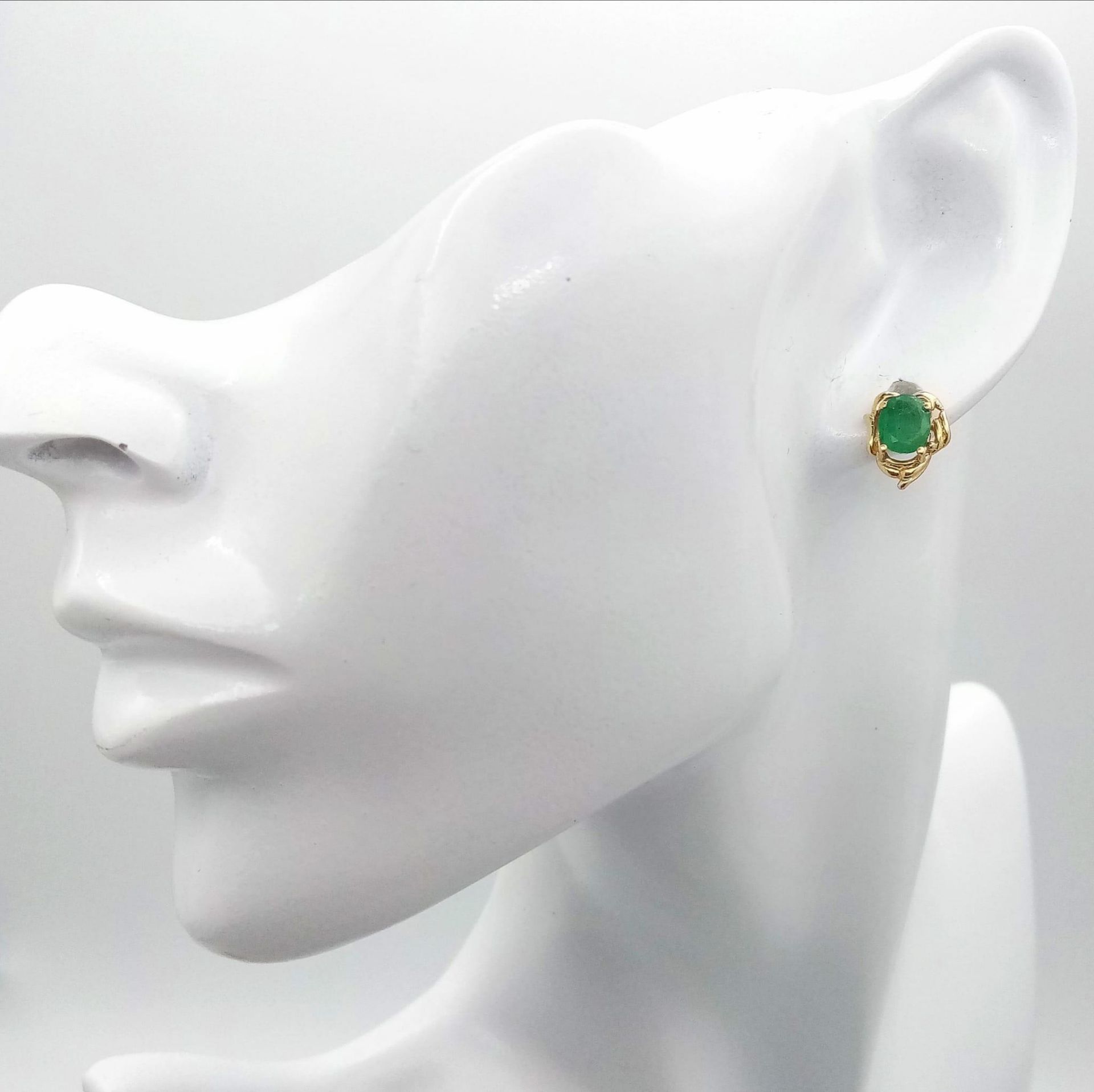 A Pair of Oval Cut 14K Gold Emerald Earrings. 2ctw. 3.3g total weight. - Bild 2 aus 2