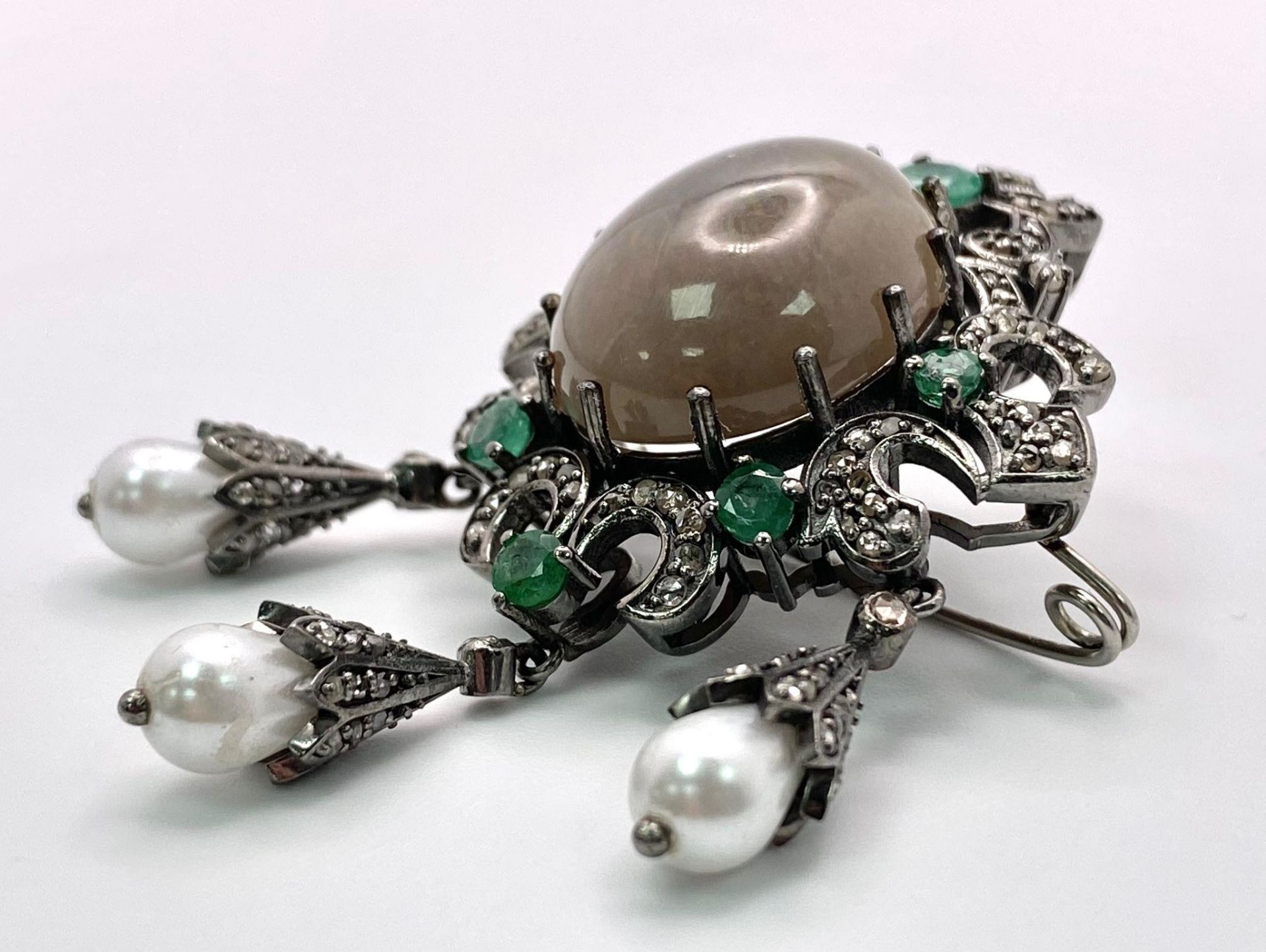 A Scintillating Opal, Emerald & Diamond, Sterling Silver (tested) Brooch. The central 6.10ct opal - Bild 3 aus 5