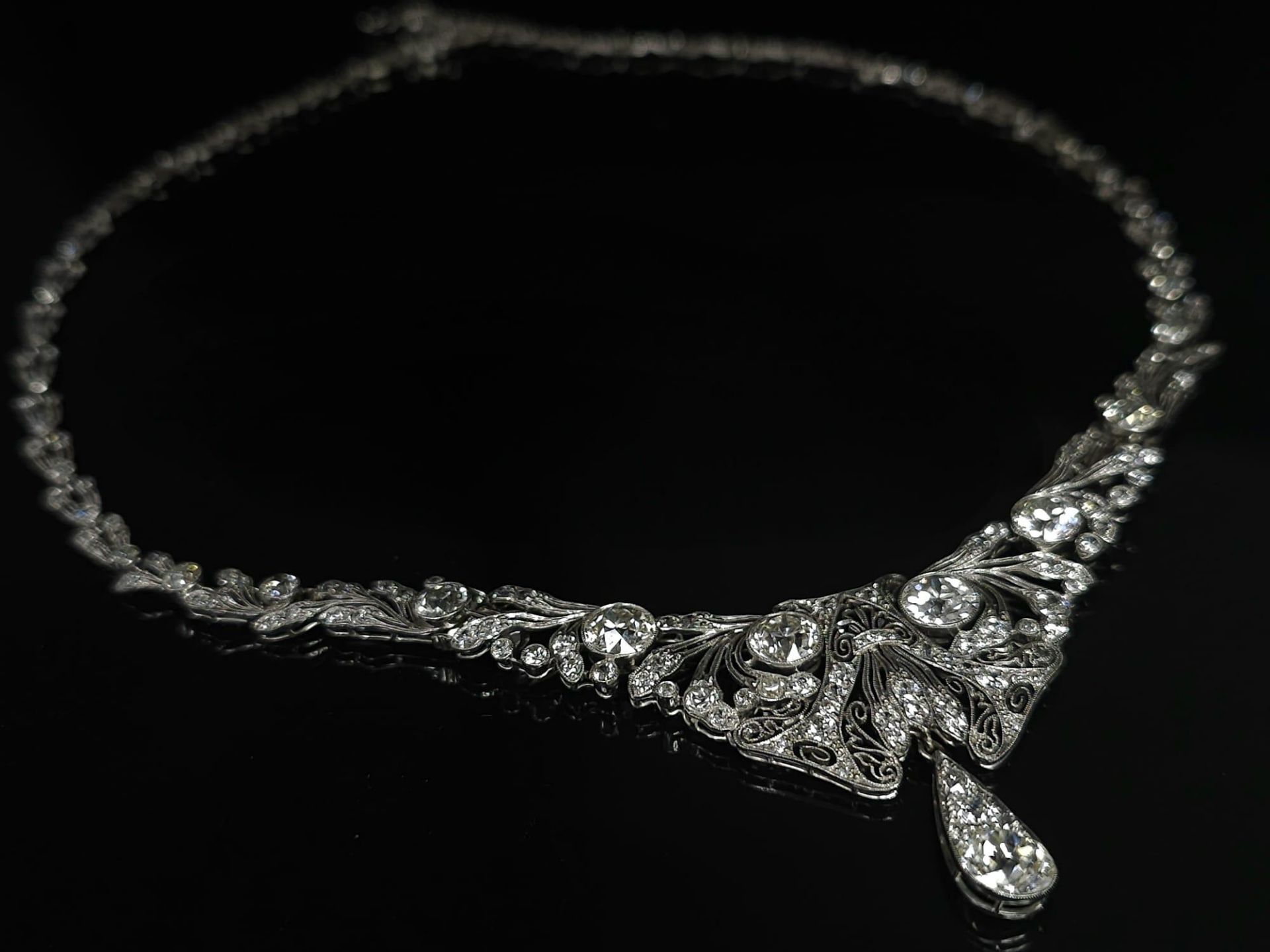 A Majestic Art Deco 7ctw Diamond (approx) Platinum Lavaliere Necklace. Scrolled and foliate - Bild 2 aus 18