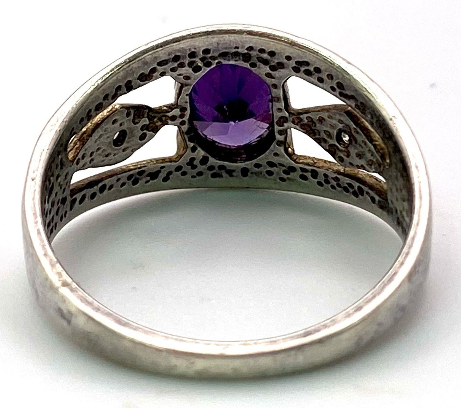 An Amethyst and 925 Silver Ring. Size P. - Bild 3 aus 4