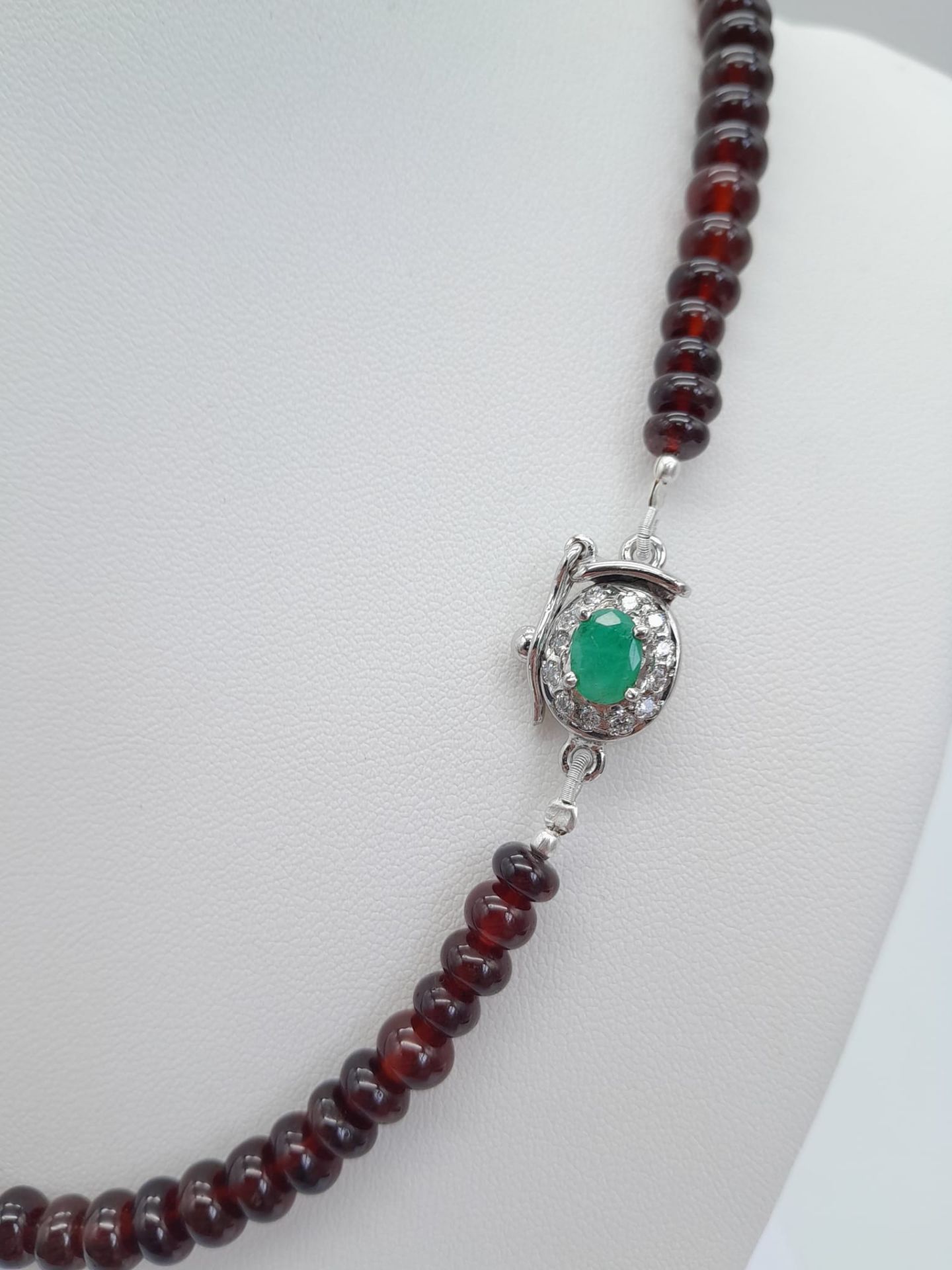 A 260ctw Garnet Rondelle Gemstone Necklace with Emerald Clasp - Set in 925 Silver. 44cm length. 53. - Bild 2 aus 3