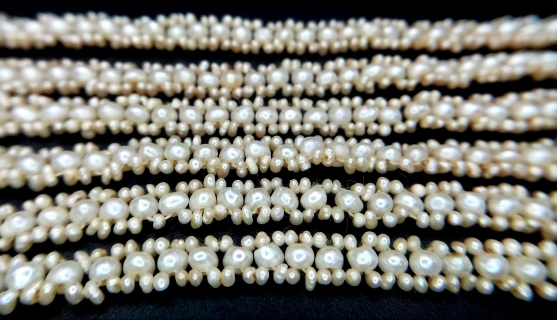 A Fabulous South Sea Seed Pearl Rope Length Necklace Wrap - with Tasselled Ends. 98cm length. 20. - Bild 5 aus 5