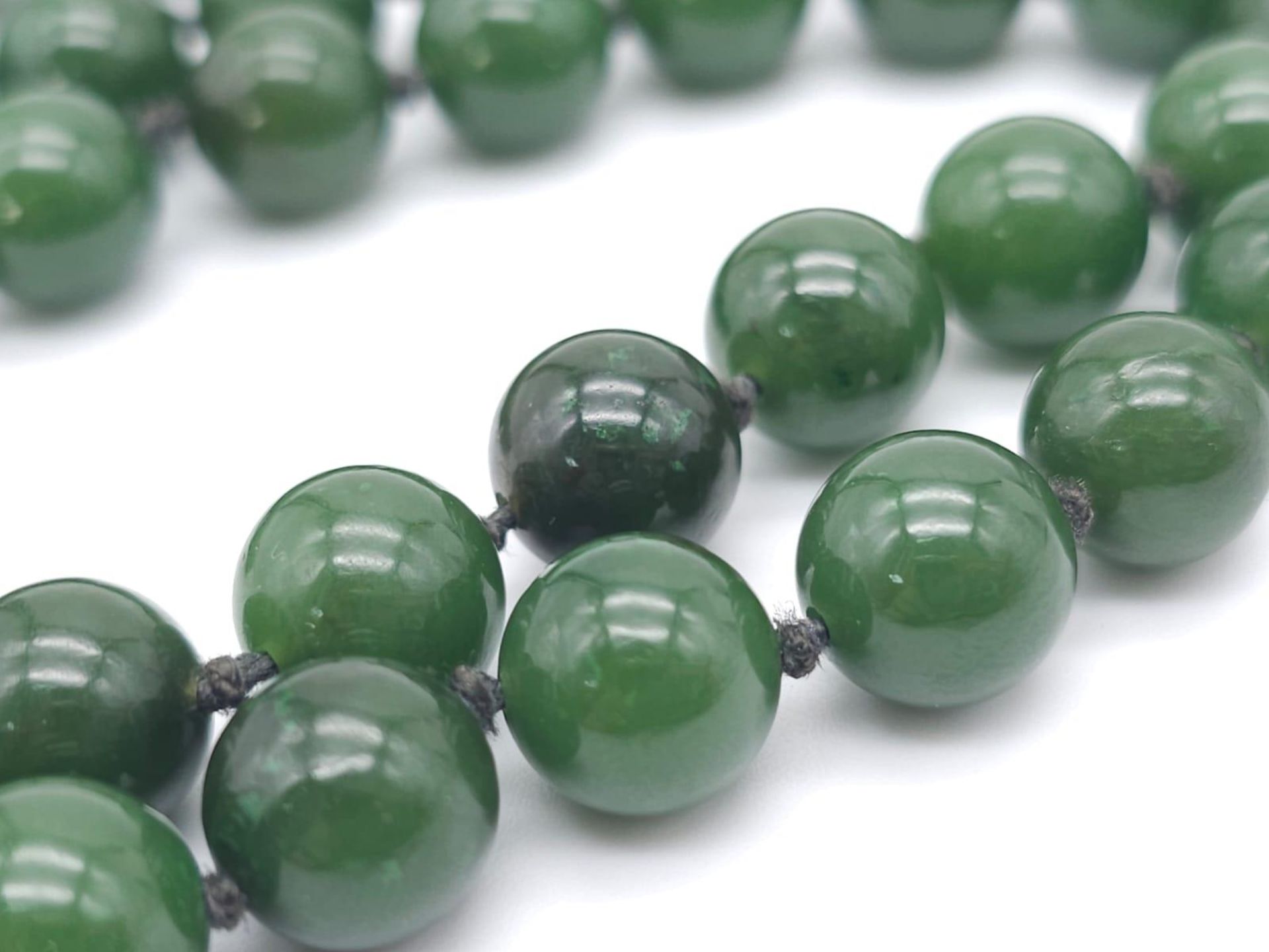 Long Green Jade Beaded Necklace. Measuring 68cm in length, this necklace is filled with rich green - Bild 2 aus 6