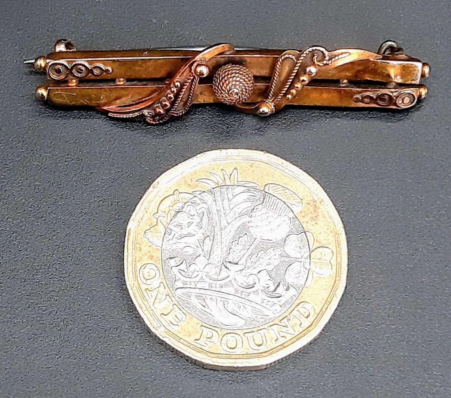 An Antique 15K Rose Gold Bar Brooch. Ornate decoration. Pin has been replaced. 4.5cm length. 3g - Image 4 of 4