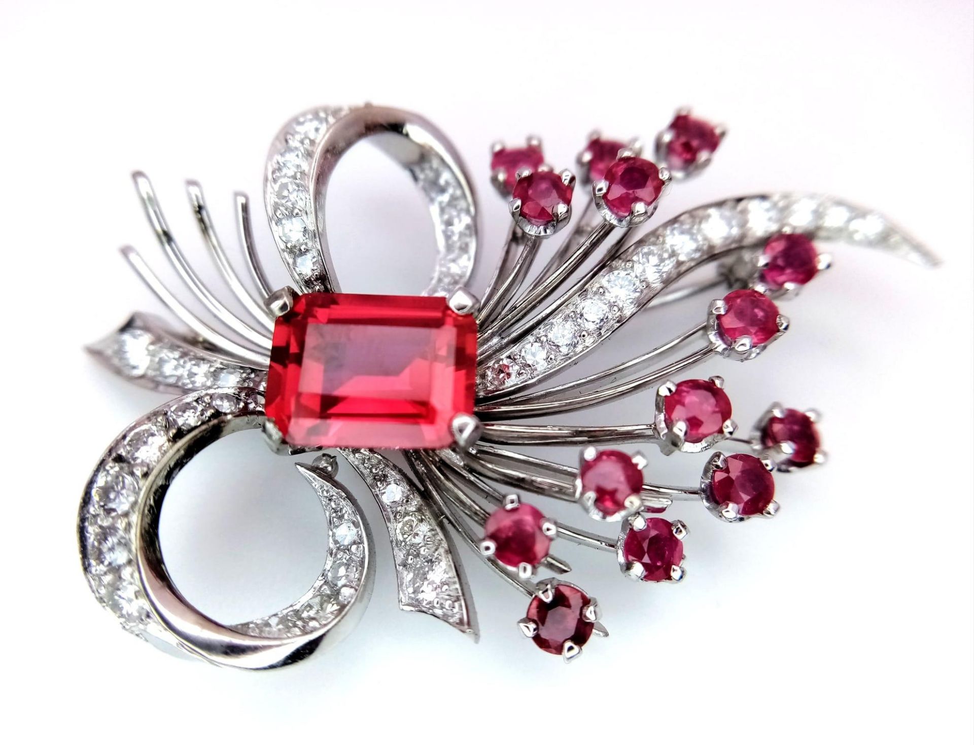 A STUNNING DIAMOND AND RUBY BROOCH SET IN PLATINUM , A MAJESTIC SPRAY OF RUBIES EMINATING FROM A - Bild 2 aus 7