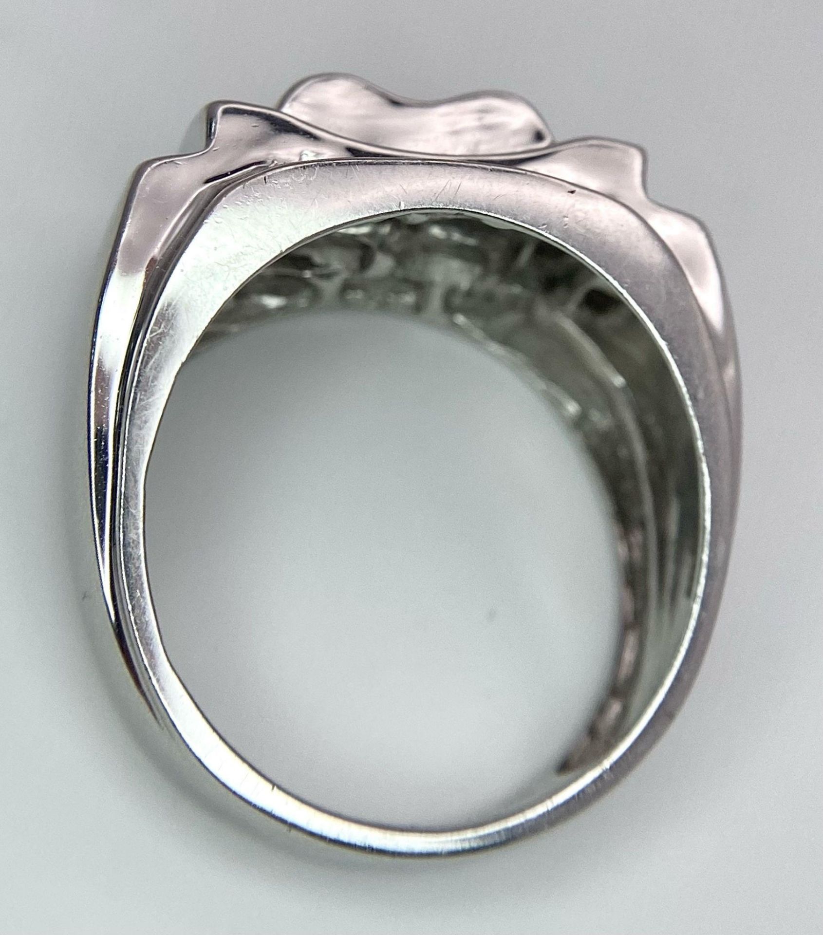 A FABULOUS 9K WHITE GOLD GENTS RING WITH 1CT OF DIAMONDS TO ENHANCE THIS HANDSOME PIECE OF JEWELLERY - Bild 5 aus 7