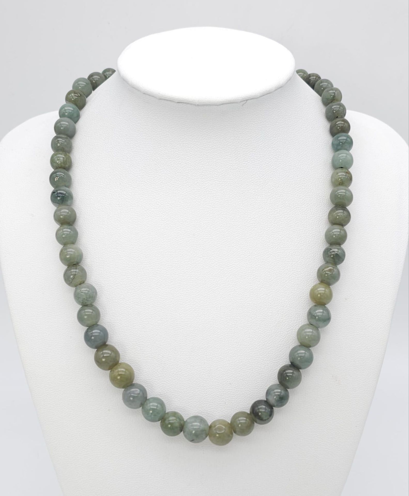 A Jade Beaded Necklace with a 925 Silver Vintage Clasp. Measuring 44cm in length with a total weight - Bild 5 aus 5