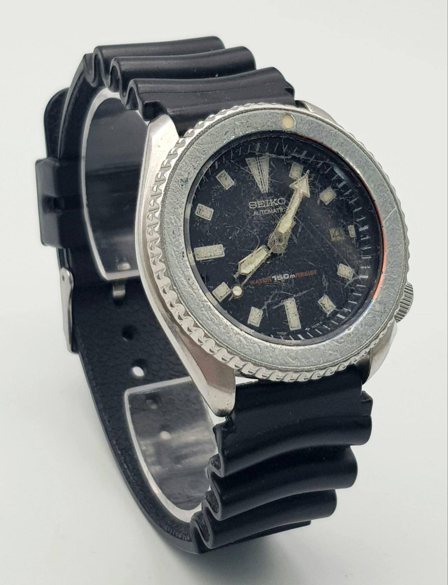 A VINTAGE SEIKO AUTOMATIC DIVERS WATCH (GLASS IS SCRATCHED)a/f