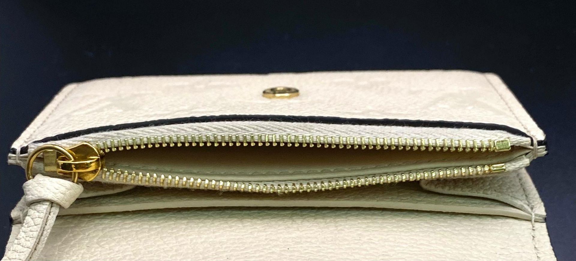 A Louis Vuitton Beige Leather Purse/Wallet. Decorative monogram exterior. Zipped inner - Bild 4 aus 7