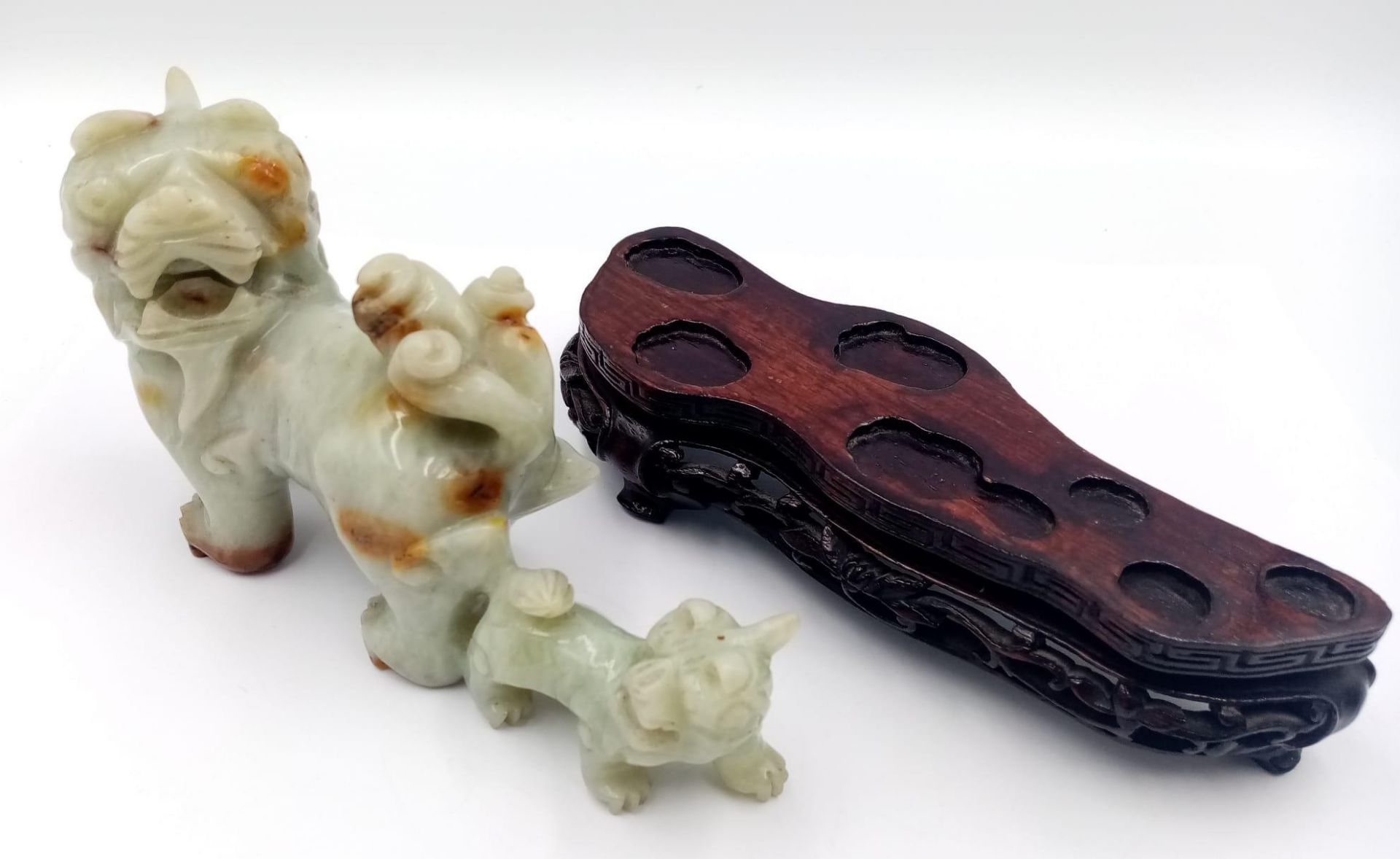 A Glorious Antique Chinese Hand-Carved Jade Fu Lion Figure - Sits on a bespoke lacquered wooden - Image 5 of 7