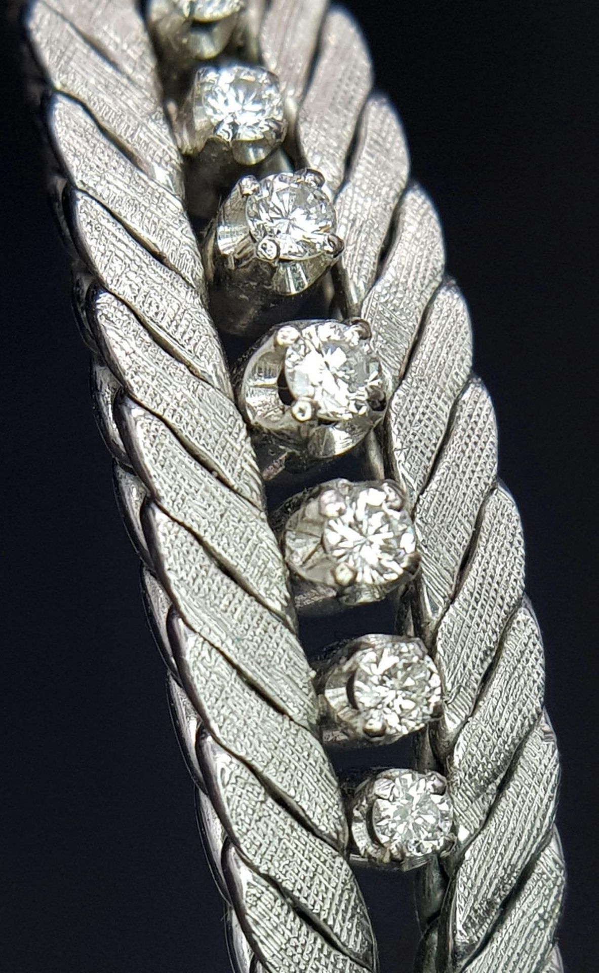 A Head-Turning 18K White Gold and Diamond Bracelet. Five waves of double-ended graduating - Bild 5 aus 13