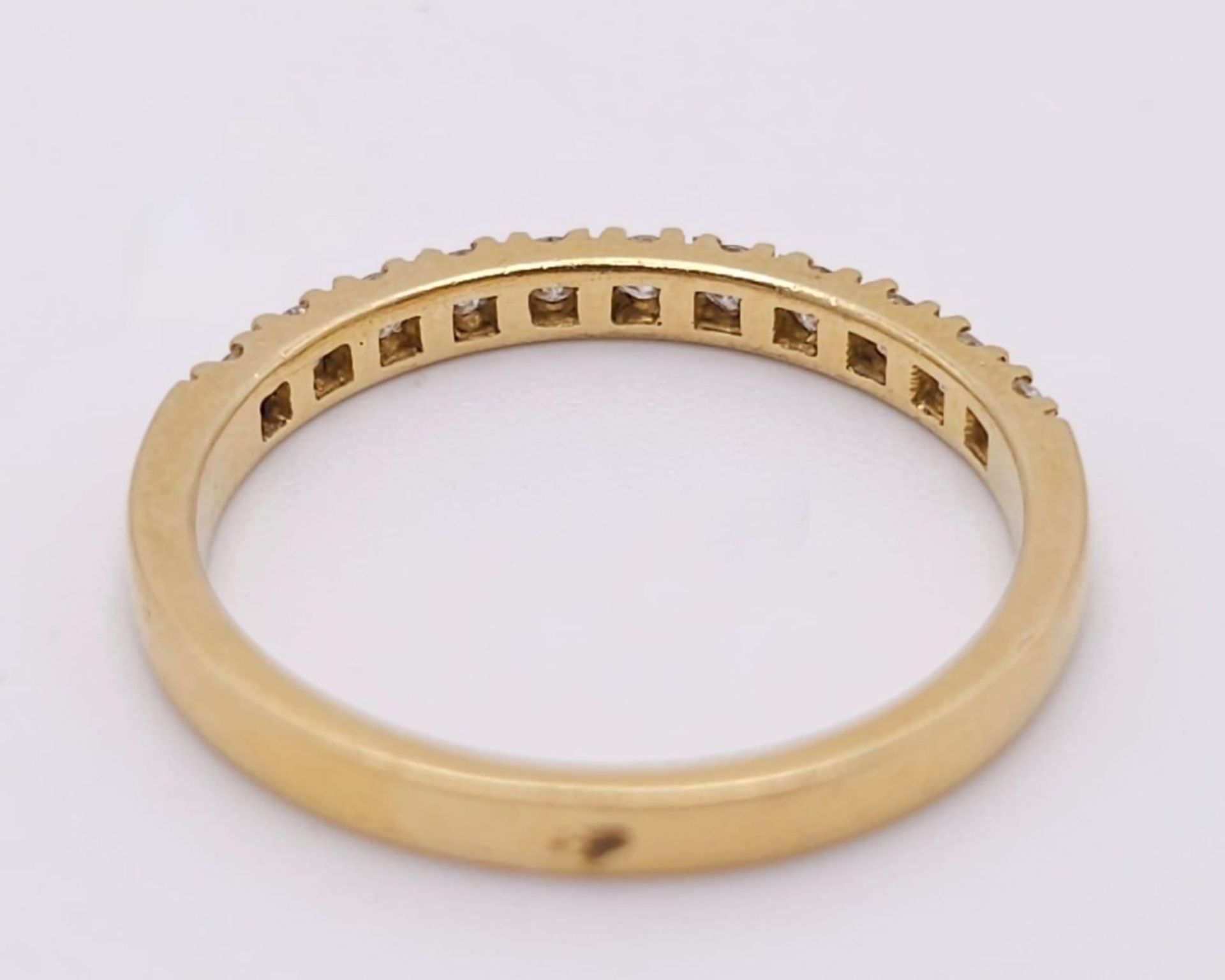 An 18 K yellow gold ring with a band of round cut diamonds, size: N, weight: 2.4 g. - Bild 9 aus 10