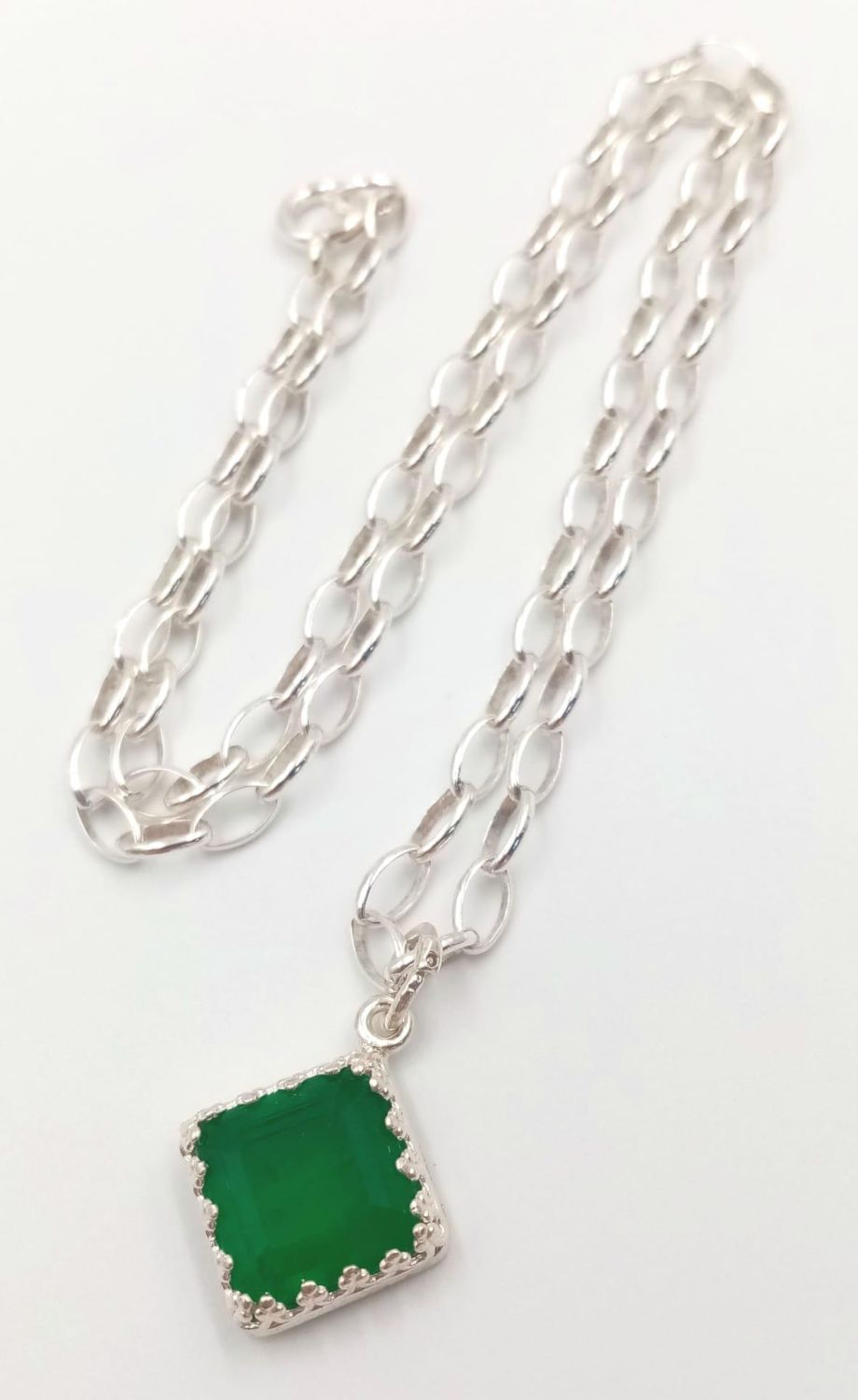 A sterling silver chain necklace with a synthetic emerald pendant, chain length: 42 cm, total - Image 2 of 7