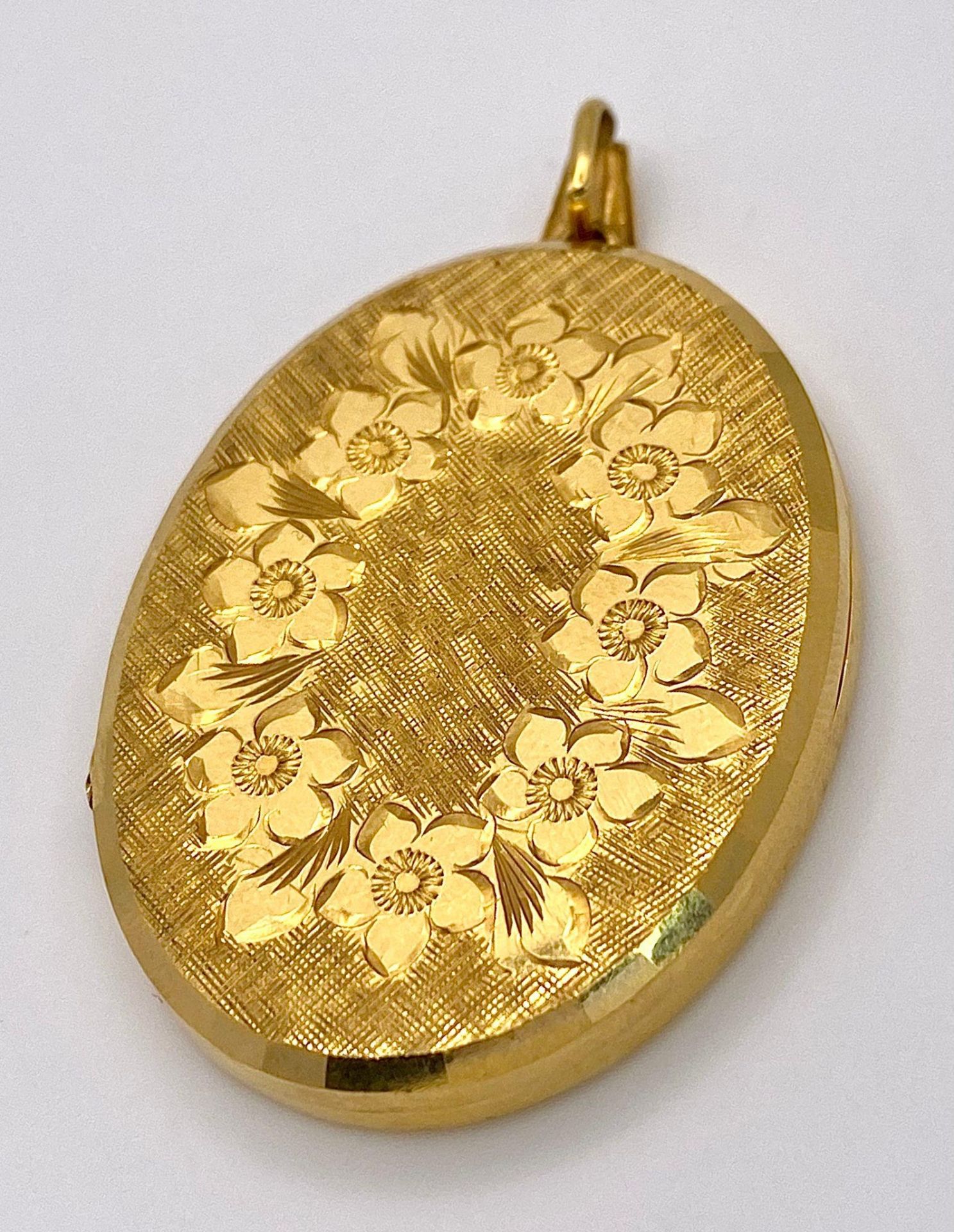 A Large Vintage 9K Yellow Gold Locket Pendant. Classic floral decoration in an oval shape. 6cm. 16.
