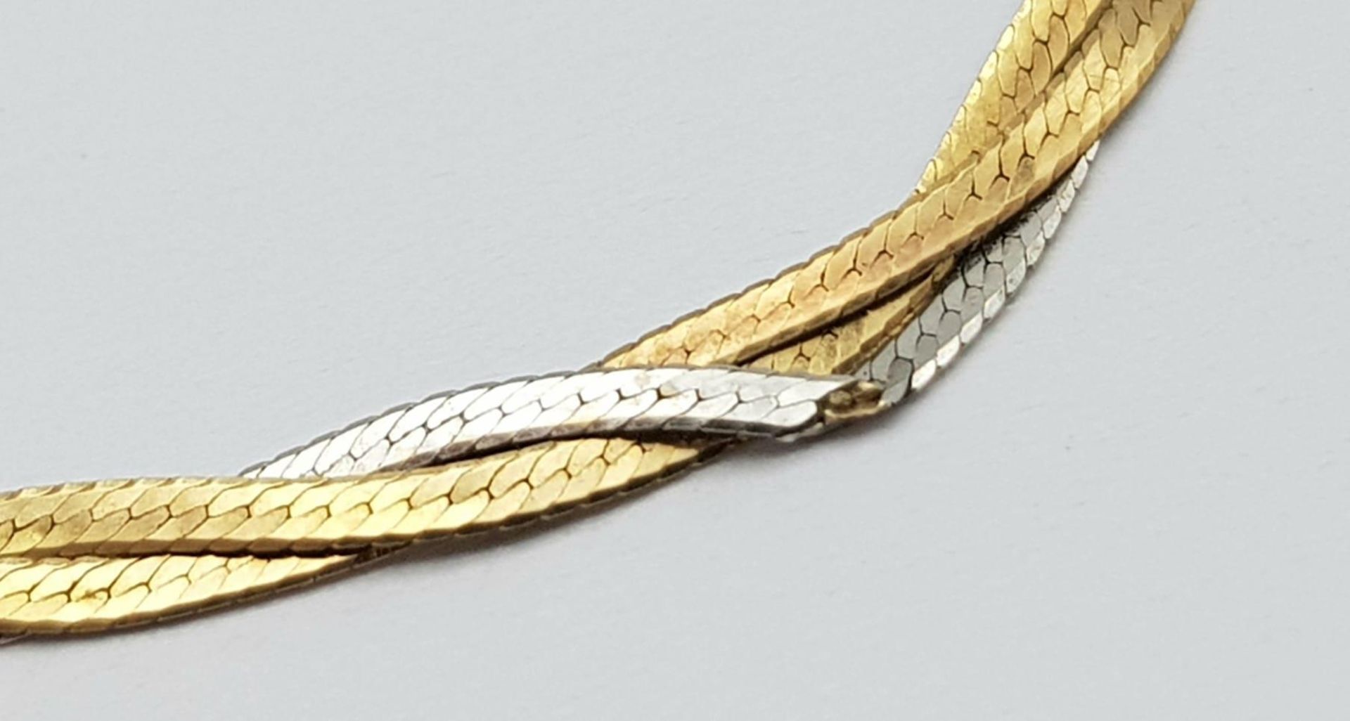 A Yellow and White Gold Intertwined Flat Necklace. Small kink so a/f. 40cm. 3g weight. - Bild 6 aus 9