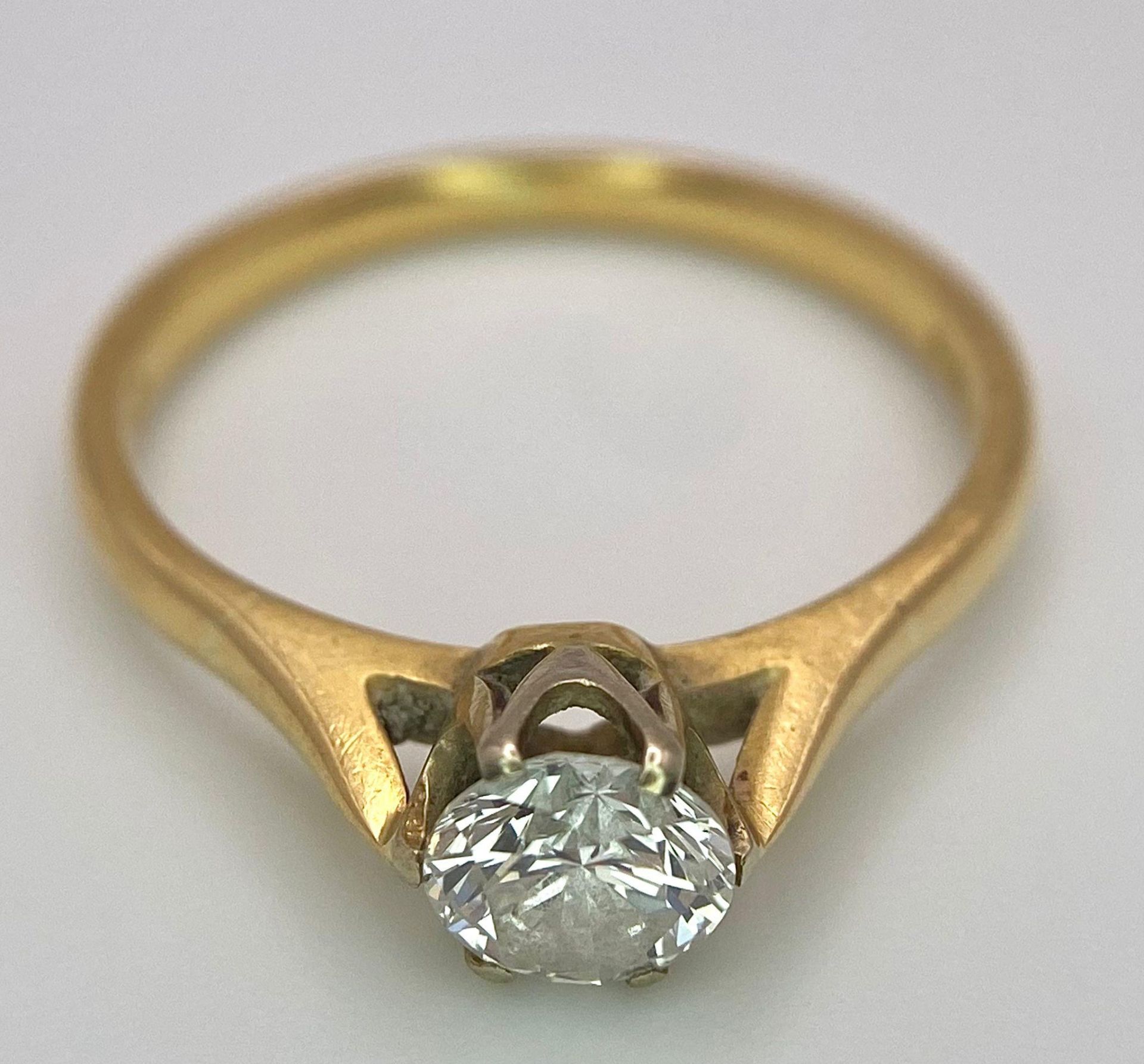 An 18K Yellow Gold Diamond Solitaire Ring. 0.75ct brilliant round cut diamond. Size N. 2.65g total - Image 4 of 6