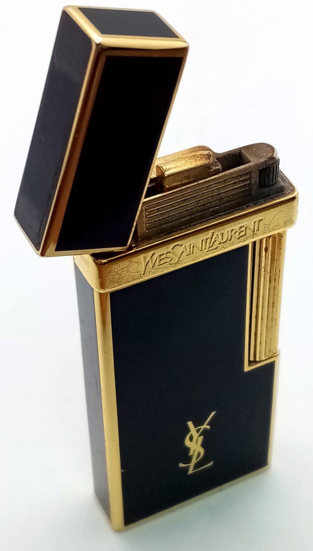 A very elegant Yves Saint Laurent gold plated and black enamelled lighter, dimensions: 63 x 26 x - Bild 2 aus 5