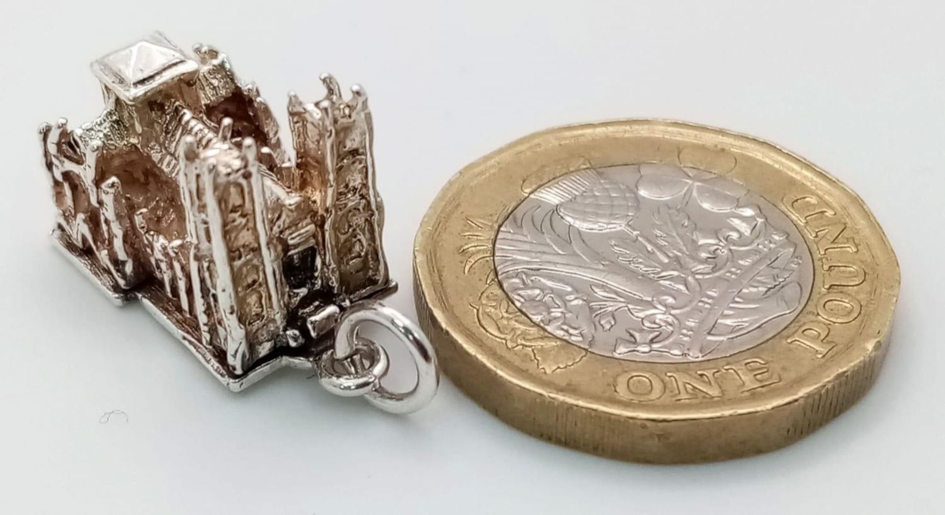 STERLING SILVER WESTMINSTER ABBEY CHARM WHICH OPENS TO REVEAL A BIBLE, WEIGHT 6G - Bild 10 aus 10